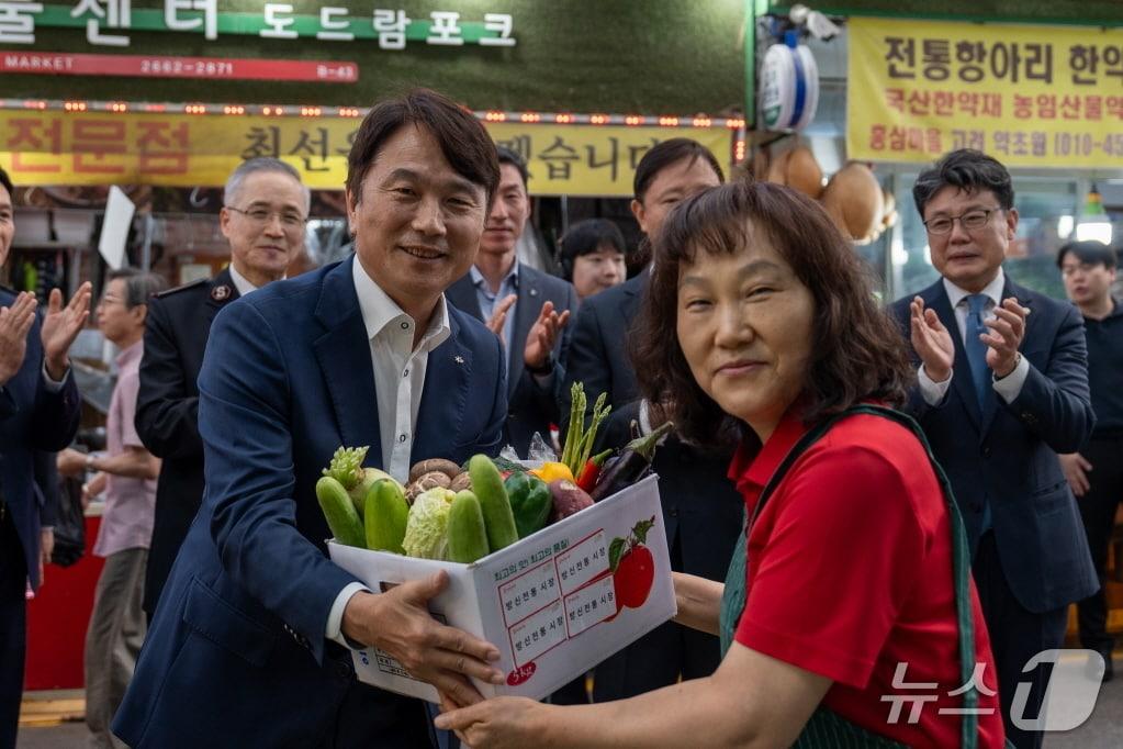 본문 이미지 - 구본욱 사장이 온누리 상품권으로 명절 물품을 구매하고 있다/사진제공=KB손해보험