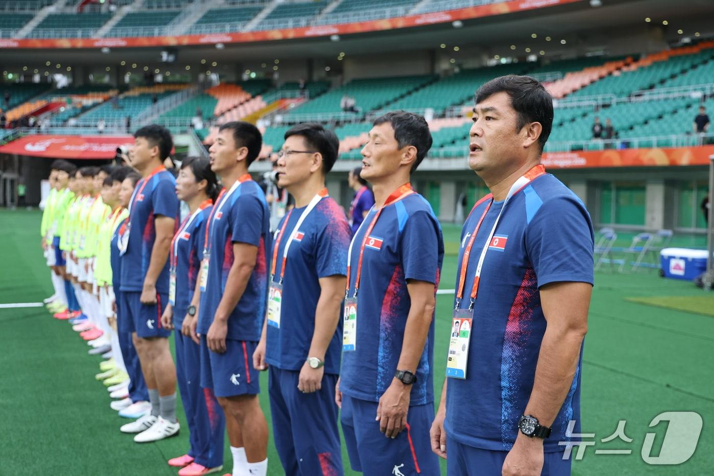 본문 이미지 - 21일 일본 시즈오카 스타디움 에코파에서 열린 2026 아이치·나고야 아시안게임 조별예선 F조 대한민국과 북한의 경기, 북한 박성진 감독과 코칭스태프가 도열해 있다. 2026.9.21 ⓒ 뉴스1 안은나 기자