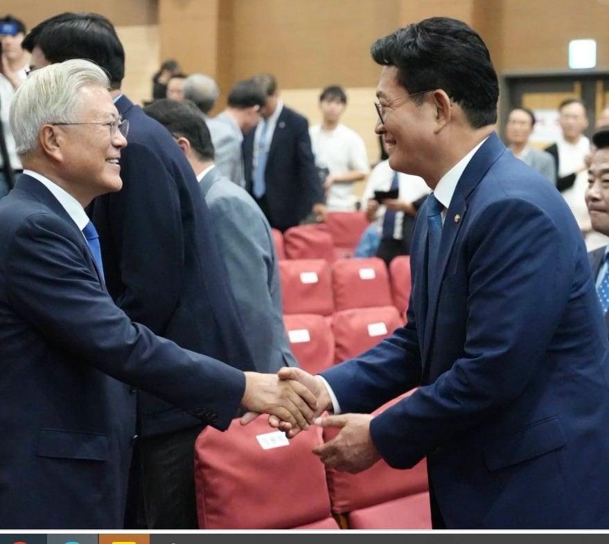 본문 이미지 - 지난 19일 국회에서 열린 '9·19 평양공동선언 및 남북군사합의 8주년' 기념식에서 문재인 전 대통령과 악수하고 있는 송영길 더불어민주당 의원. (SNS 갈무리. 재판매 및 DB 금지) ⓒ 뉴스1 