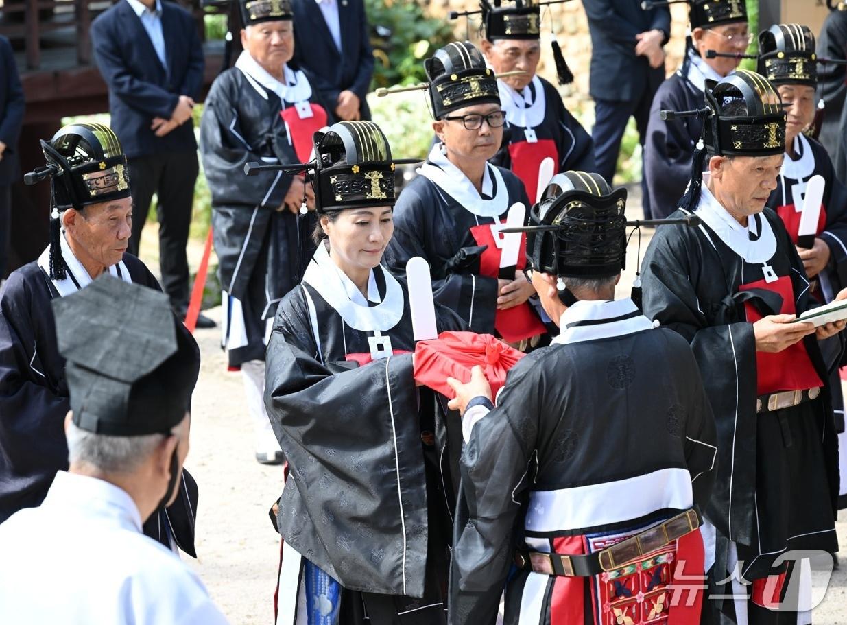 본문 이미지 - 우성빈  부산 기장군수가 지난 20일 기장향교에서 공기 2577년 추기 석전대제를 봉행하고 있다. (기장군 제공. 재판매 및 DB금지)