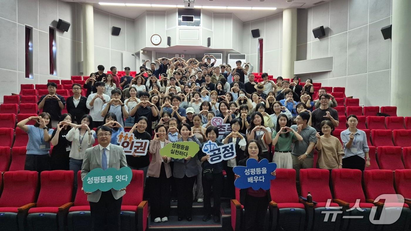 본문 이미지 - 21일 제주웰컴센터에서 열린 '평등으로 함께하면 이어지는 제주' 성평등 문화확산 행사.(제주관광공사 제공. 재판매 및 DB 금지)