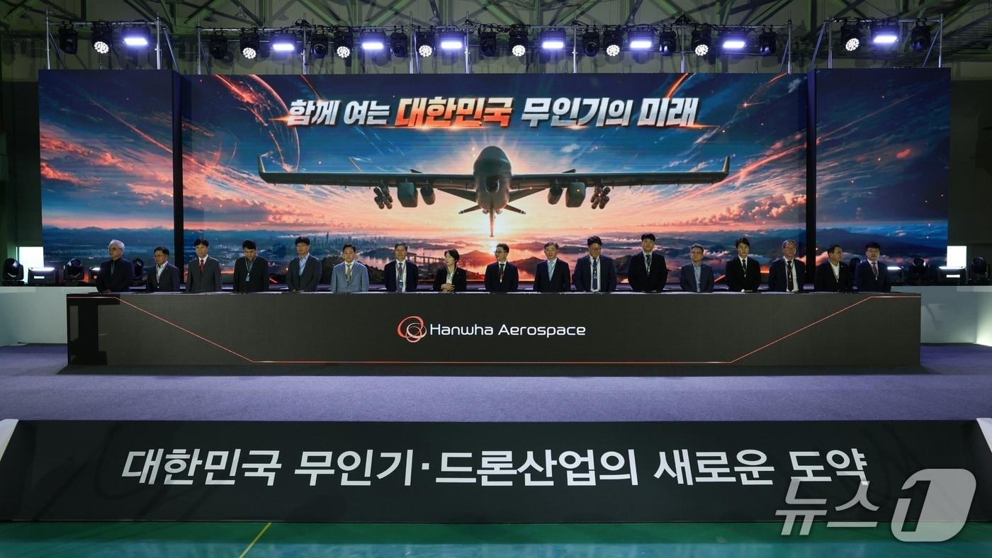 본문 이미지 - 21일 경남 한화에어로스페이스 창원1사업장에서 진행된 K-무인기 산업 생태계 구축을 위한 산학연 상호협력 협약식(한화에어로 제공)