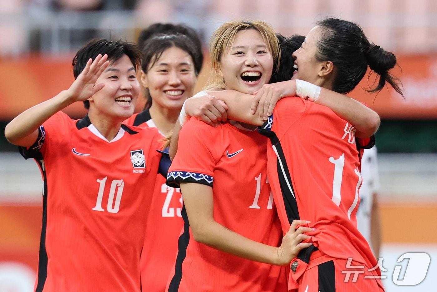 본문 이미지 - 21일 일본 시즈오카 스타디움 에코파에서 열린 2026 아이치·나고야 아시안게임 조별예선 F조 대한민국과 북한의 경기 후반, 대한민국 윤수정이 동점골을 넣은뒤 동료와 기쁨을 나누고 있다. 2026.9.21 ⓒ 뉴스1 안은나 기자