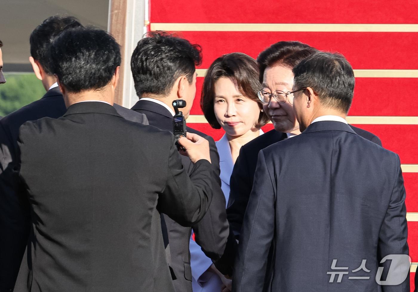 본문 이미지 - 이재명 대통령이 21일 미국 뉴욕에서 열리는 유엔총회 참석을 위해 경기 성남 서울공항을 통해 출국하며 강훈식 비서실장과 인사를 나누고 있다. 2026.9.21 ⓒ 뉴스1 허경 기자