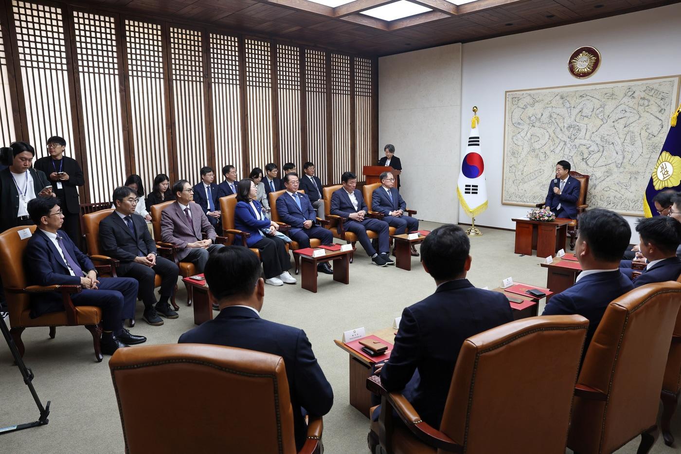 본문 이미지 - 조정식 국회의장이 21일 국회 의장 접견실에서 열린 제22대 국회 후반기 국회공직자윤리위원회 위촉식에서 발언하고 있다.