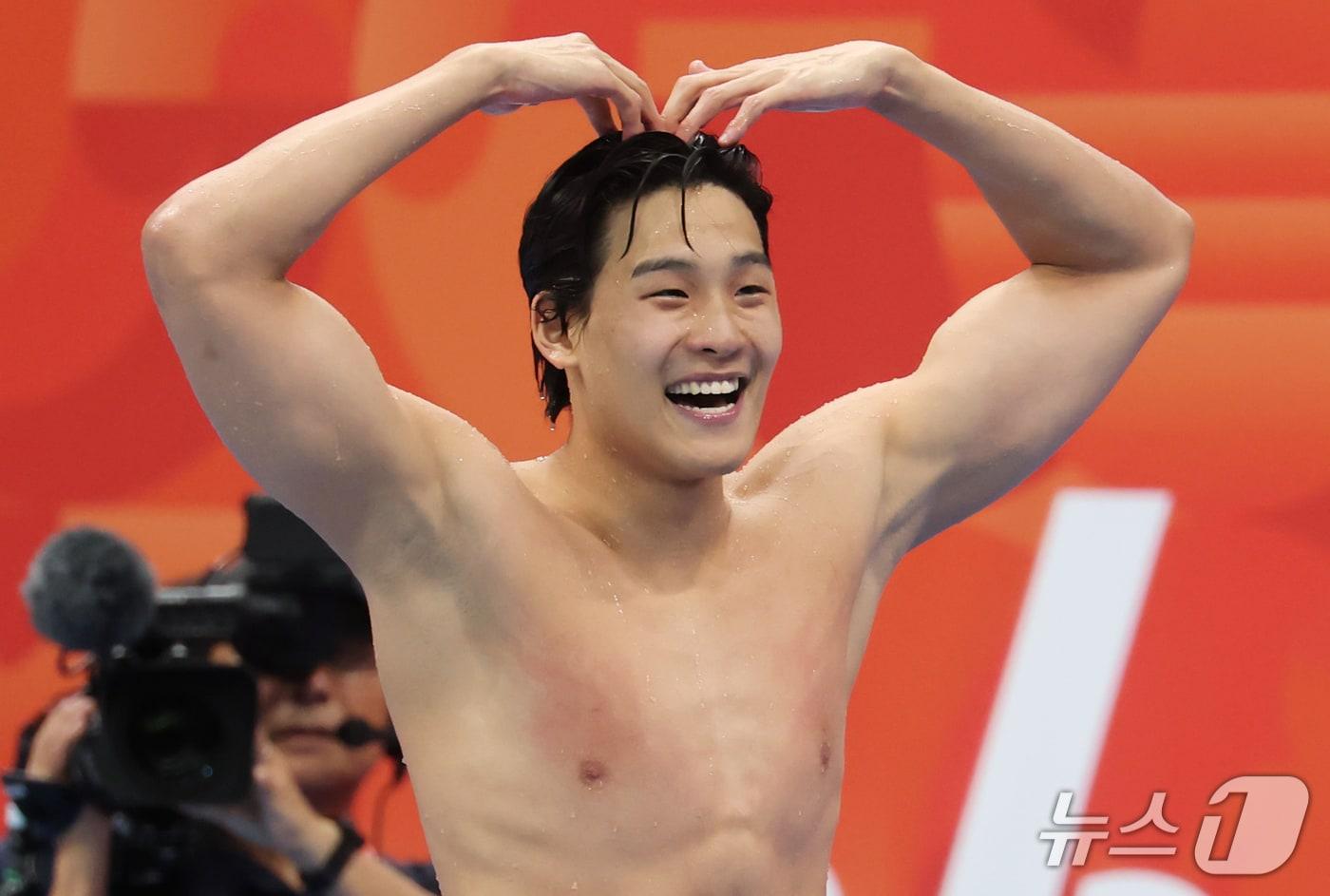 본문 이미지 - 21일 도쿄 아쿠아틱스 센터에서 열린 2026 아이치·나고야 아시안게임 남자 50m 자유형 결승전에서 금메달을 획득한 김영범이 환호하고 있다. 2026.9.21 ⓒ 뉴스1 김민지 기자