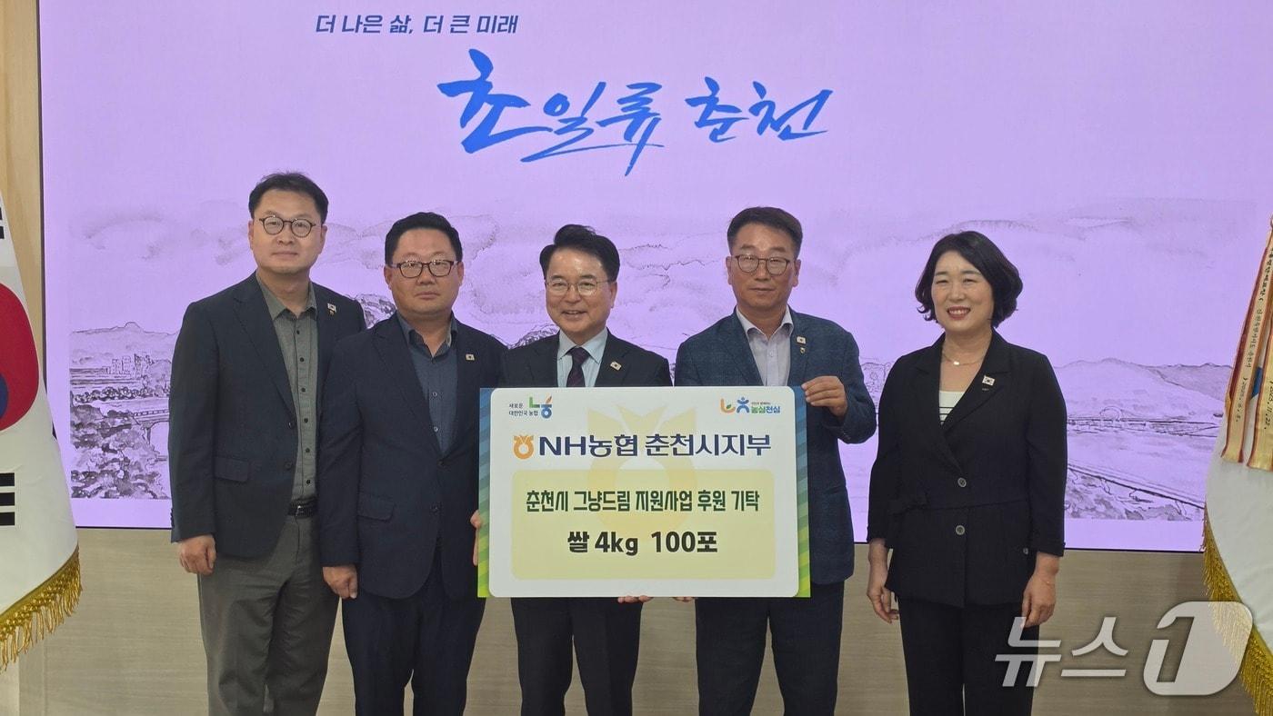 본문 이미지 - 2026년 농심천심(農心天心) 추석맞이 사랑의 쌀 나눔 행사.(농협 강원본부 제공. 재판매 및 DB 금지)/뉴스1