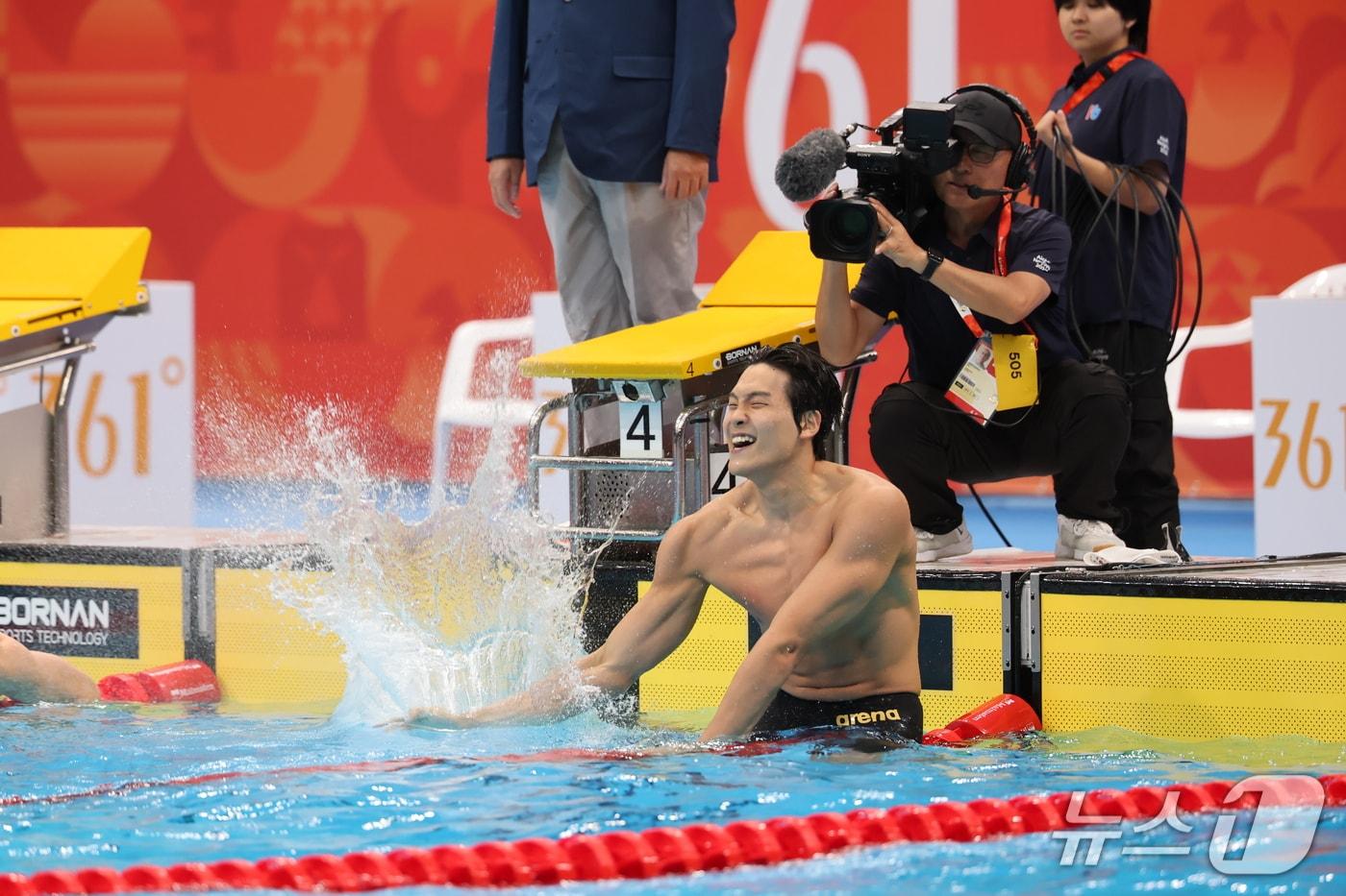 본문 이미지 - 21일 도쿄 아쿠아틱스 센터에서 열린 2026 아이치·나고야 아시안게임 남자 50m 자유형 결승전에서 금메달을 획득한 김영범이 환호하고 있다. 2026.9.21 ⓒ 뉴스1 김민지 기자