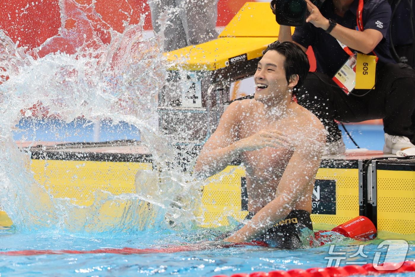 본문 이미지 - 21일 도쿄 아쿠아틱스 센터에서 열린 2026 아이치·나고야 아시안게임 남자 50m 자유형 결승전에서 금메달을 획득한 김영범이 환호하고 있다. 2026.9.21 ⓒ 뉴스1 김민지 기자