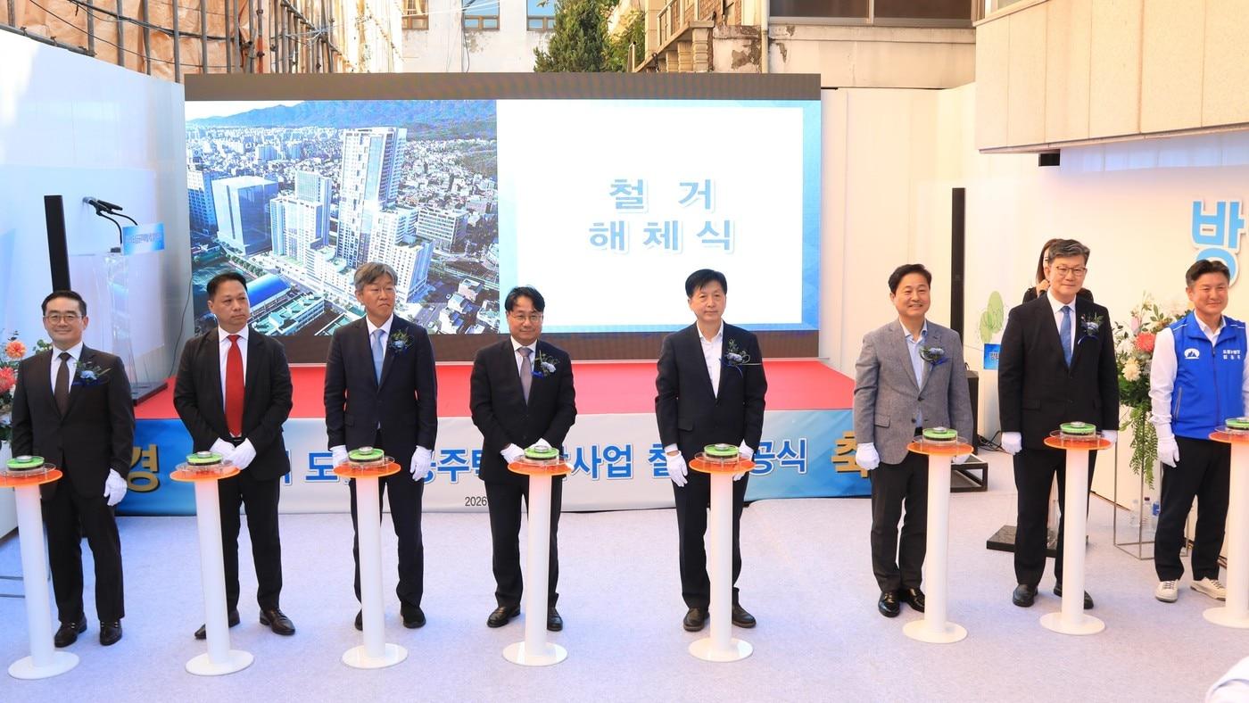 본문 이미지 - 21일 이성훈 LH 사장(왼쪽 네 번째)이 방학역 복합지구 철거착공식에 참석하여 철거 해체식 행사에 참여하고 있다.(LH 제공) / 뉴스1 ⓒ News1