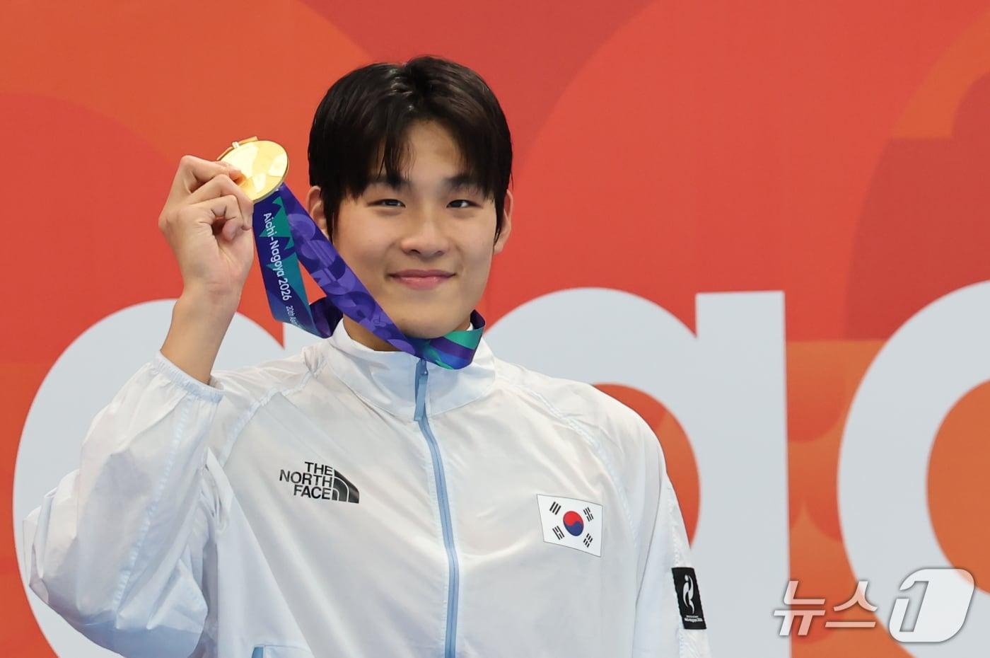 본문 이미지 - 21일 도쿄 아쿠아틱스 센터에서 열린 2026 아이치·나고야 아시안게임 남자 50m 자유형 결승전에서 금메달을 획득한 김영범이 메달을 들어 보이고 있다. 2026.9.21 ⓒ 뉴스1 김민지 기자