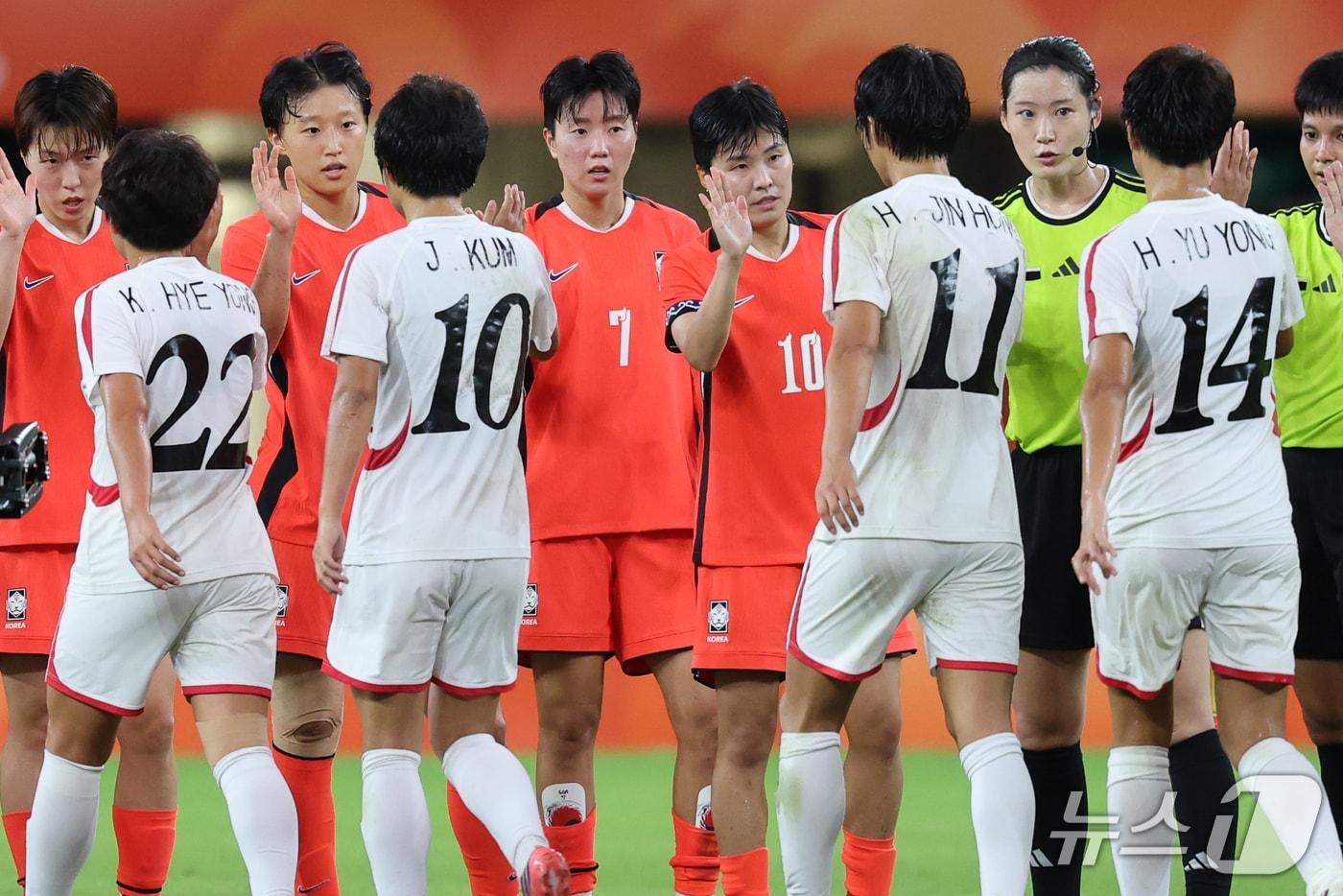 본문 이미지 - 21일 일본 시즈오카 스타디움 에코파에서 열린 2026 아이치·나고야 아시안게임 여자축구 조별예선 F조 대한민국과 북한의 경기를 1-1 무승부로 마친 양국 선수들이 인사를 나누고 있다. 2026.9.21 ⓒ 뉴스1 안은나 기자