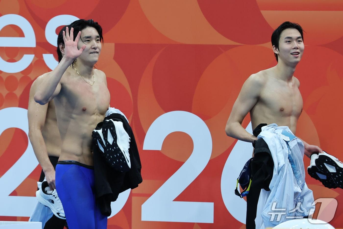 본문 이미지 - 21일 도쿄 아쿠아틱스 센터에서 열린 2026 아이치·나고야 아시안게임 남자 800m 계영 결승전에서 경기를 마친 김우민(왼쪽), 이호준이 경기장을 나서고 있다. 2026.9.21 ⓒ 뉴스1 김민지 기자