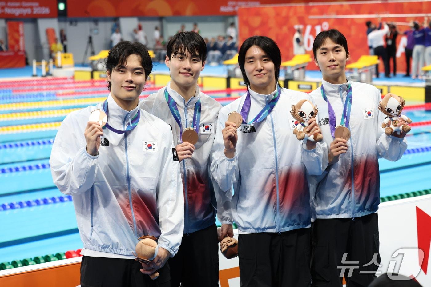 본문 이미지 - 21일 도쿄 아쿠아틱스 센터에서 열린 2026 아이치·나고야 아시안게임 남자 800m 계영 결승전에서 동메달을 획득한 김준우, 김우민, 이호준, 황선우 등 선수들이 메달을 들어보이고 있다. 2026.9.21 ⓒ 뉴스1 김민지 기자