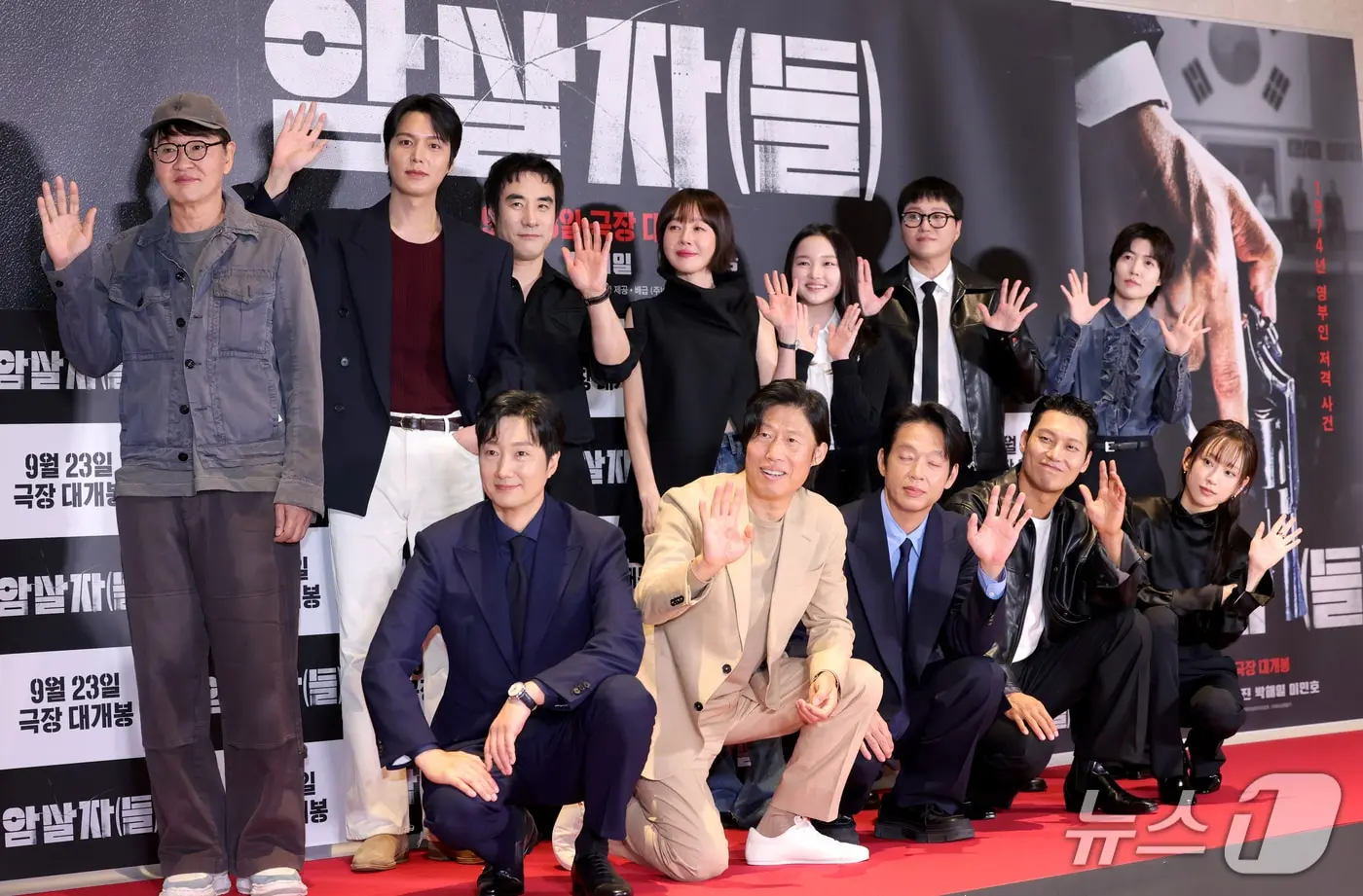 본문 이미지 - 허진호 감독을 비롯한 출연 배우들이 21일 오후 서울 송파구 롯데시네마 월드타워점에서 열린 영화 '암살자(들)' VIP 시사회에 참석해 포즈를 취하고 있다. '암살자(들)'은 1974년 8월 15일, 대한민국을 충격에 빠뜨린 영부인 저격 사건의 의혹과 배후를 추적하는 이야기를 그린 작품이다. 2026.9.21 ⓒ 뉴스1 권현진 기자