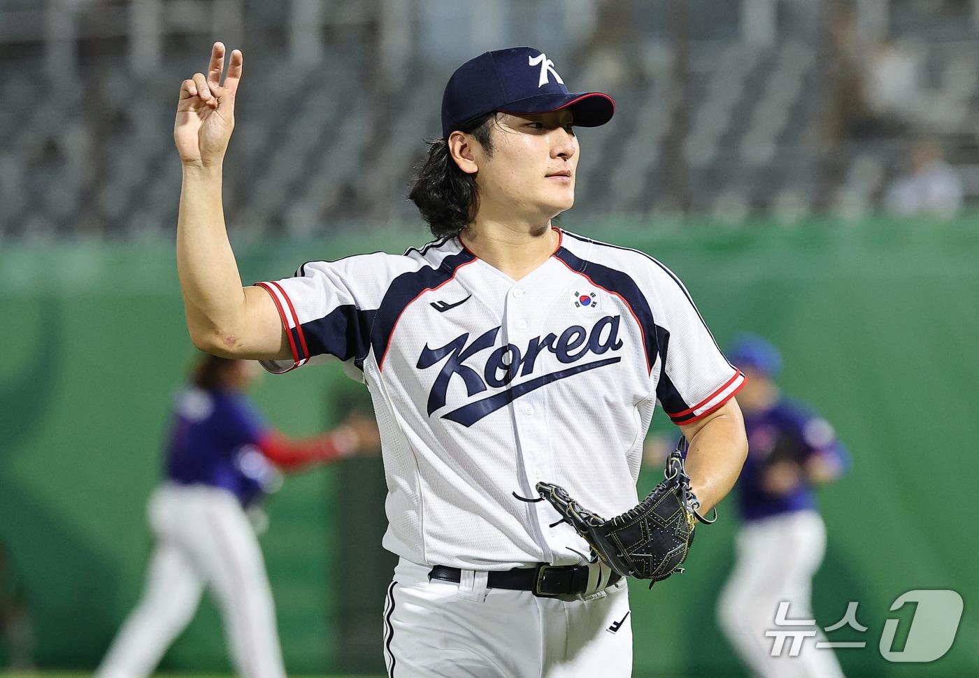 본문 이미지 - 21일 일본 아이치현 오카자키 중앙종합공원 야구장에서 열린 2026 아이치·나고야 아시안게임 야구 조별리그 1차전 대한민국과 대만의 경기, 대한민국 선발투수 곽빈이 5회초를 무실점으로 마무리 한 뒤 더그아웃으로 들어가고 있다. 2026.9.21 ⓒ 뉴스1 김도우 기자