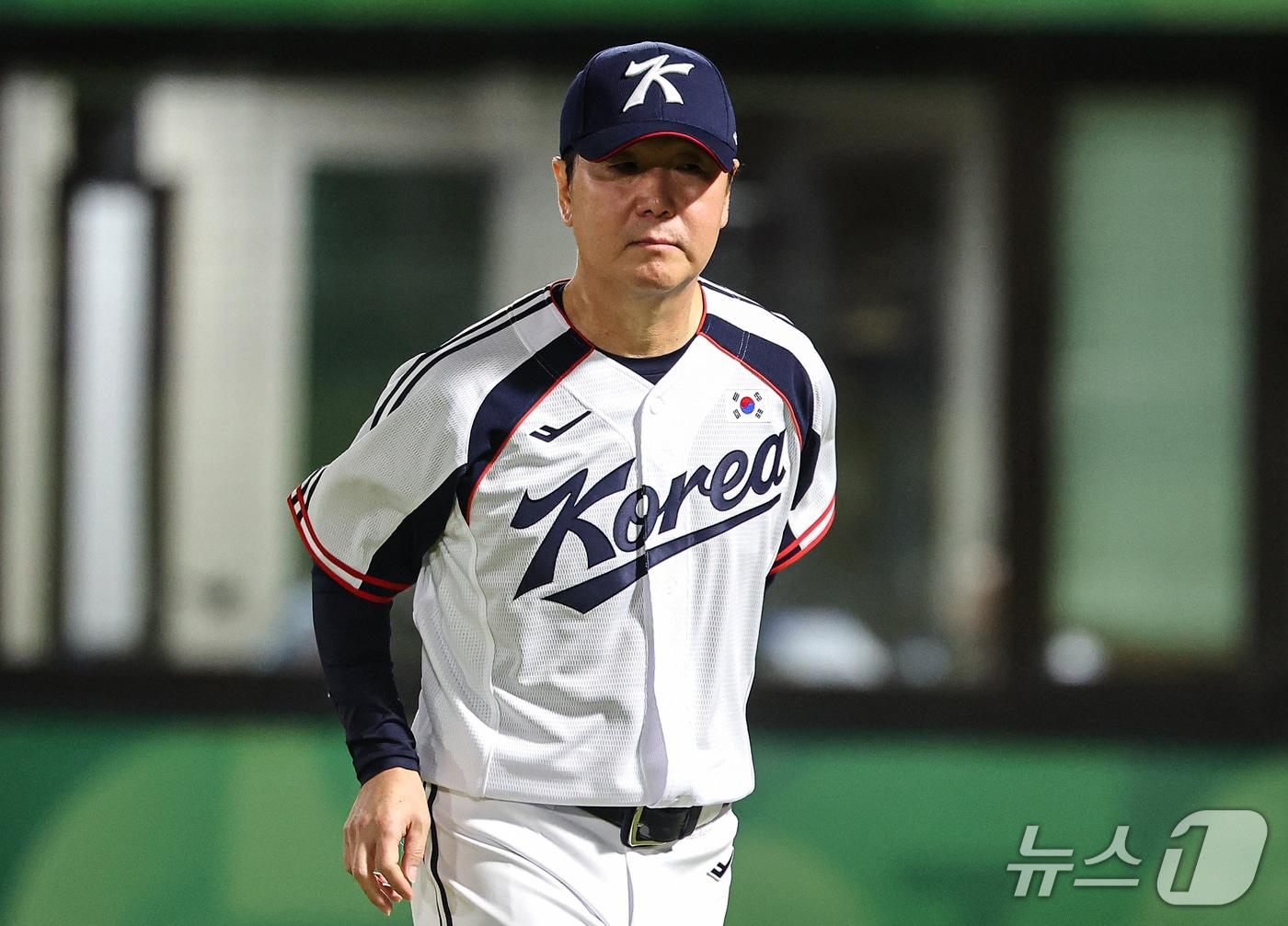 본문 이미지 - 21일 일본 아이치현 오카자키 중앙종합공원 야구장에서 열린 2026 아이치·나고야 아시안게임 야구 조별리그 1차전 대한민국과 대만의 경기, 대한민국 류지현 감독이 7회말 심판과 대화 후 더그아웃으로 들어가고 있다. 2026.9.21 ⓒ 뉴스1 김도우 기자