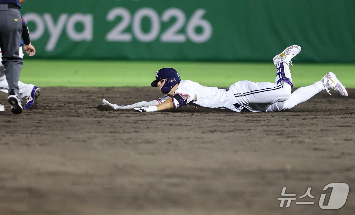 본문 이미지 - 21일 일본 아이치현 오카자키 중앙종합공원 야구장에서 열린 2026 아이치·나고야 아시안게임 야구 조별리그 1차전 대한민국과 대만의 경기, 대한민국 김도영이 8회말 선두타자로 나서 안타를 치고 2루에 슬라이딩하고 있다. 2026.9.21 ⓒ 뉴스1 김도우 기자