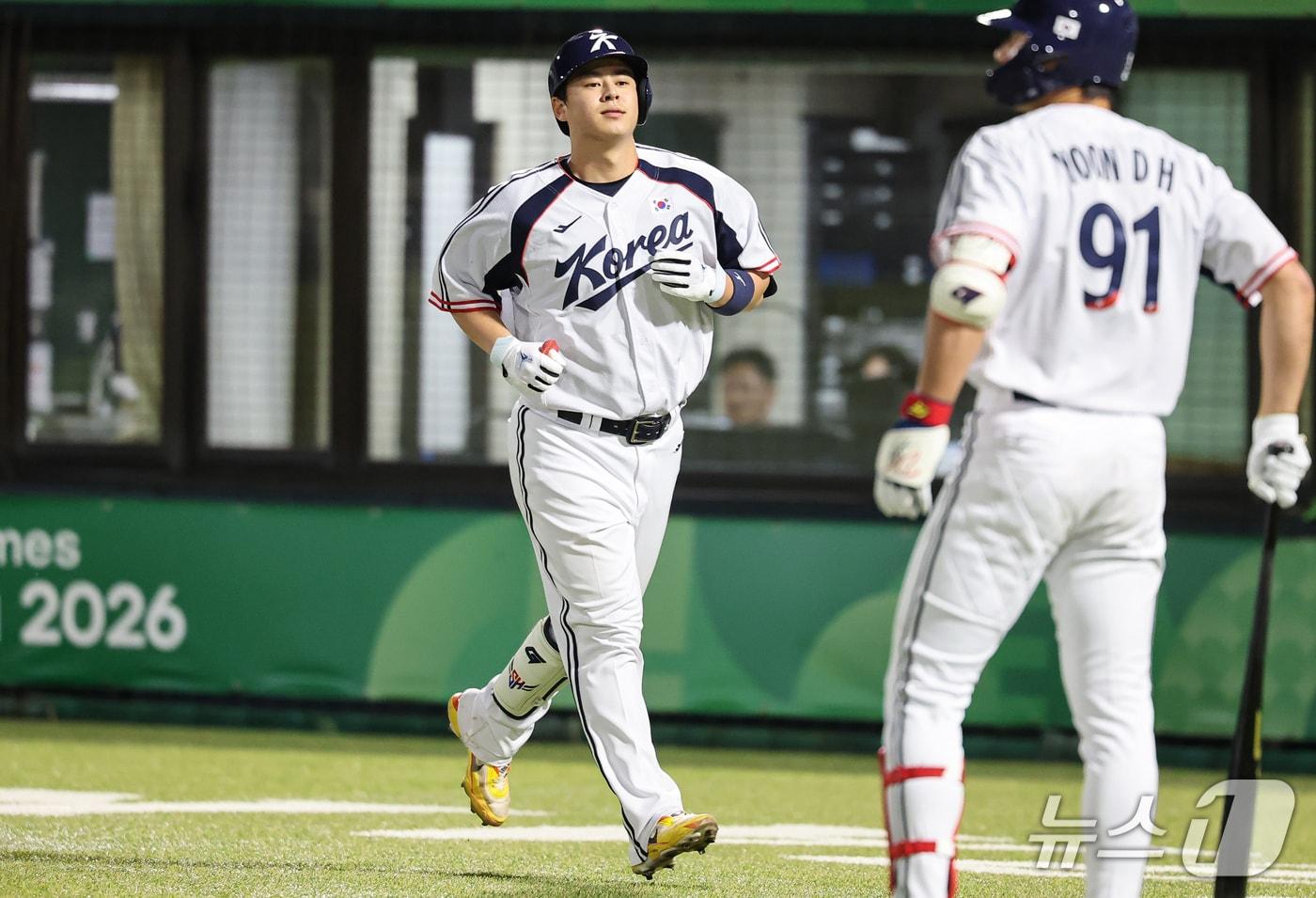 본문 이미지 - 21일 일본 아이치현 오카자키 중앙종합공원 야구장에서 열린 2026 아이치·나고야 아시안게임 야구 조별리그 1차전 대한민국과 대만의 경기, 대한민국 노시환이 8회말 1사 3루 상황에서 1타점 희생플라이를 치고 더그아웃으로 들어가고 있다. 2026.9.21 ⓒ 뉴스1 김도우 기자