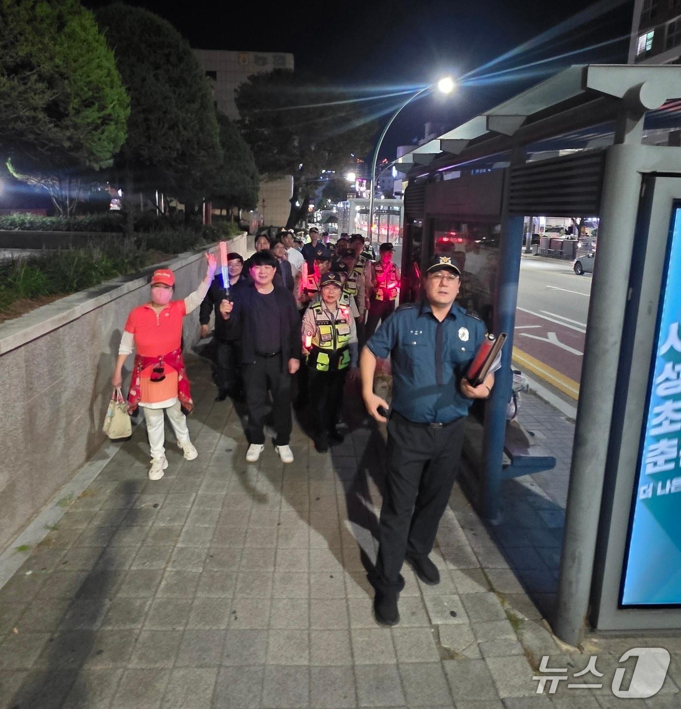 본문 이미지 - 범죄예방 합동 순찰.(춘천청소년육성회 제공. 재판매 및 DB 금지)/뉴스1