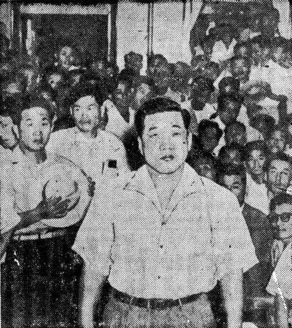 본문 이미지 - 김두한 (출처: 1955년 9월 2일 동아일보, Public domain, via Wikimedia Commons)