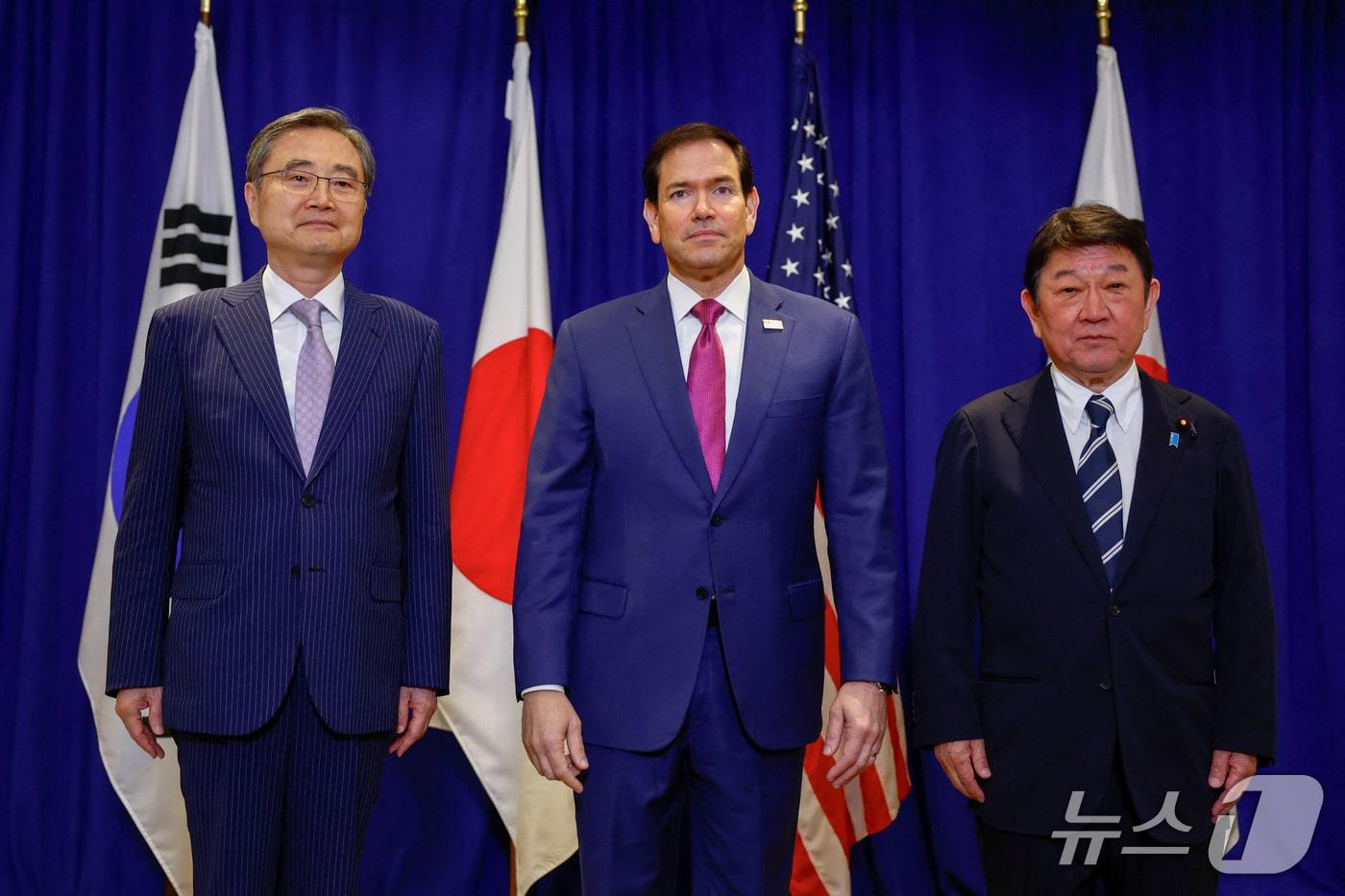 본문 이미지 - 왼쪽부터 조현 외교부 장관과 마코 루비오 미 국무부 장관, 모테기 도시미쓰 일본 외무상이 21일(현지시간) 뉴욕에서 회담하며 기념 사진을 촬영하고 있다. 2026.9.21 ⓒ 로이터=뉴스1