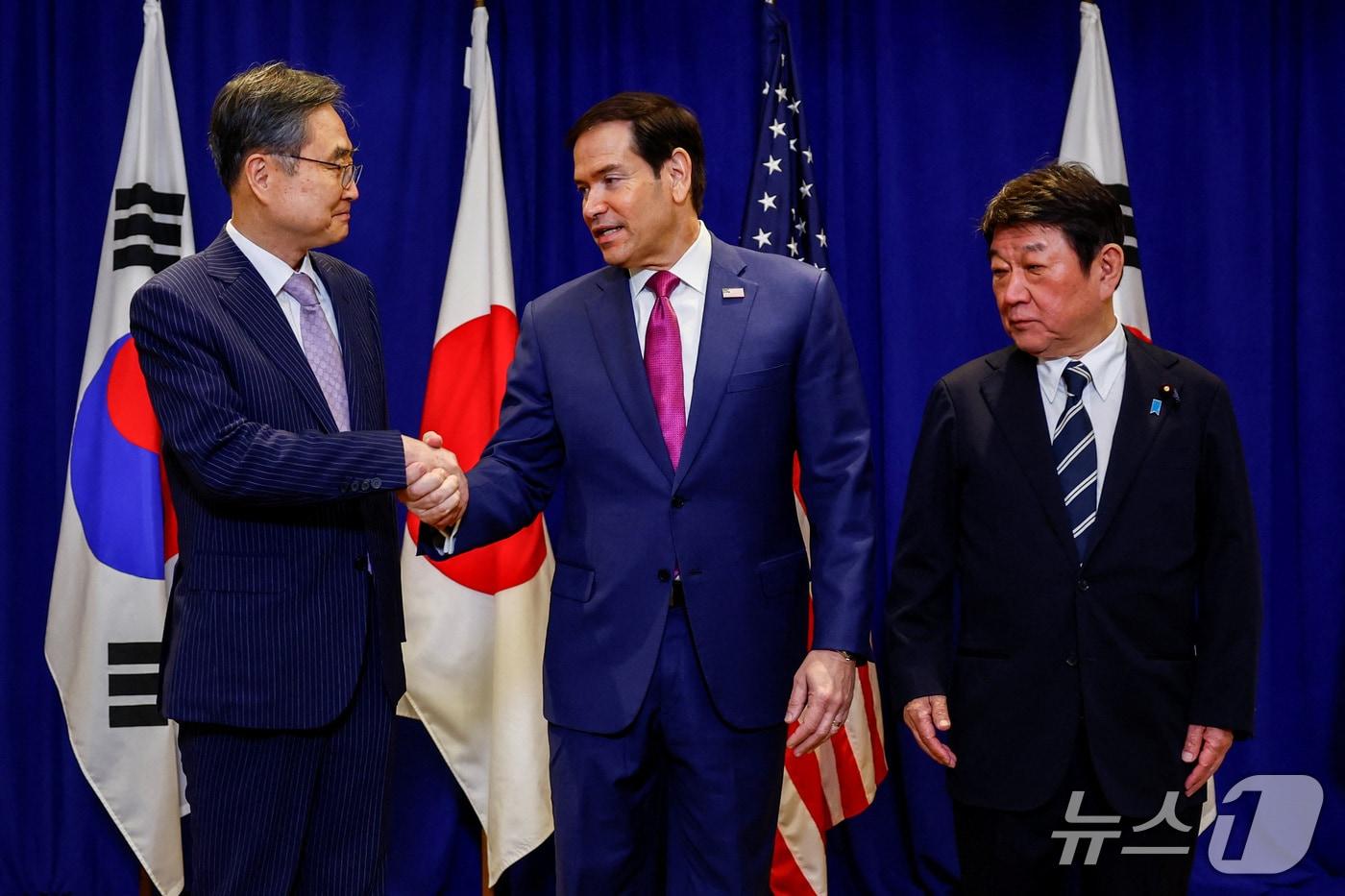 본문 이미지 - 왼쪽부터 조현 외교부 장관과 마코 루비오 미국 국무부 장관, 모테기 도시미쓰 일본 외무상이 21일(현지시간) 뉴욕에서 유엔총회 참석을 계기로 만나 악수를 하고 있다. 2026.9.21 ⓒ 로이터=뉴스1