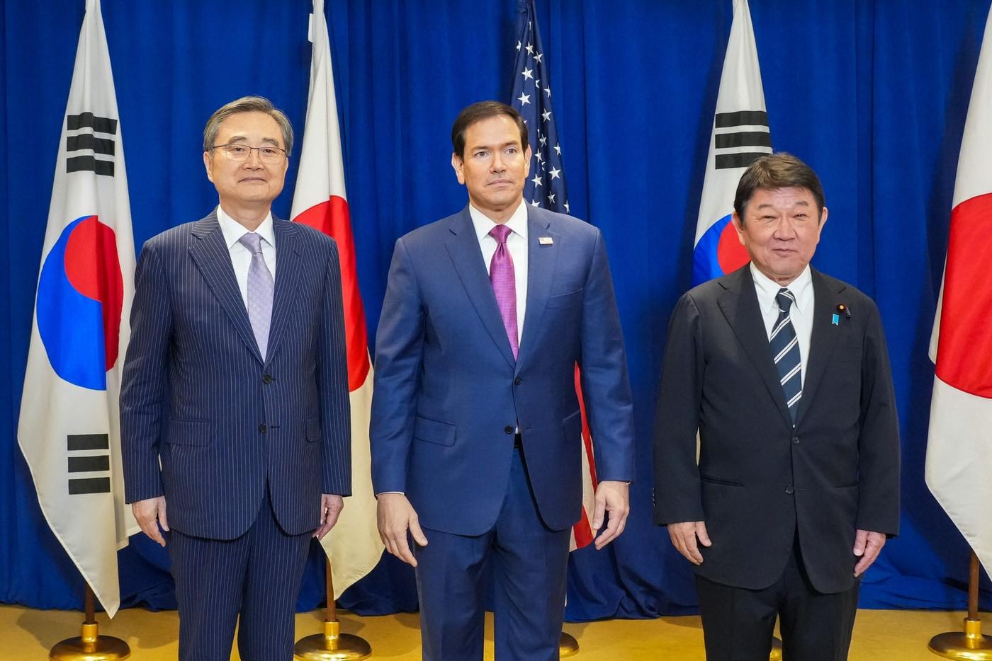 본문 이미지 - 조현 외교부 장관과 마코 루비오 국무장관, 모테기 도시미쓰 일본 외무상은 21일(현지시간) 유엔총회를 계기로 한미일 3국 외교장관 회담을 열었다. (사진=외교부)  