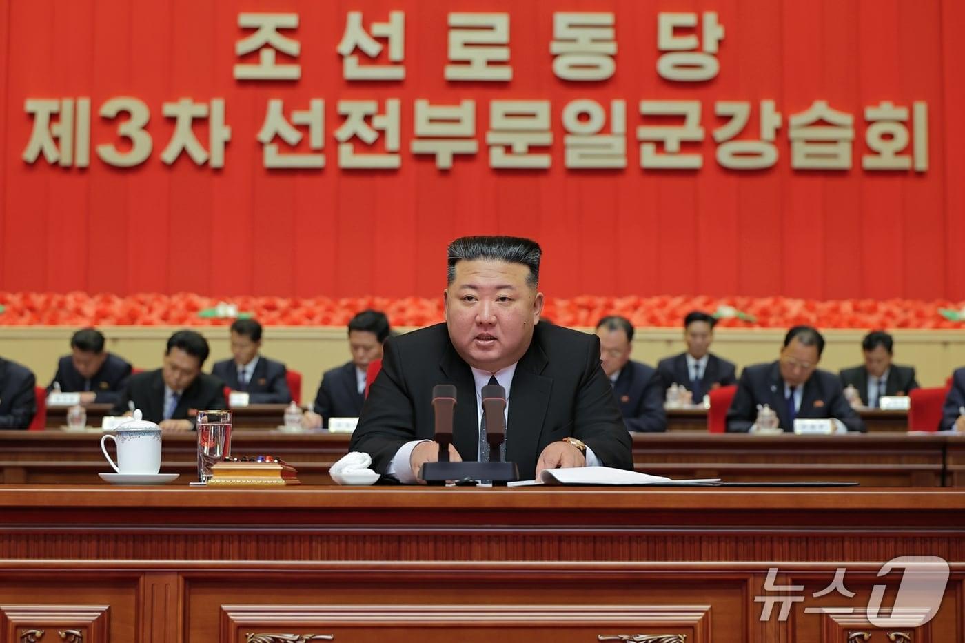 본문 이미지 - (평양 노동신문=뉴스1) = 북한 노동당 기관지 노동신문은 22일 제3차 선전부문일꾼강습회가 지난 21일 성공적으로 막을 내렸다고 보도했다. 김정은 노동당 총비서는 폐강 연설에서 "우리는 자신들, 공산주의자들이 어떤 사람들인가 하는 것을 항시 자각할 필요가 있다"라고 전했다. [국내에서만 사용가능. 재배포 금지. DB 금지. For Use Only in the Republic of Korea. Redistribution Prohibited] rodongphoto@news1.kr