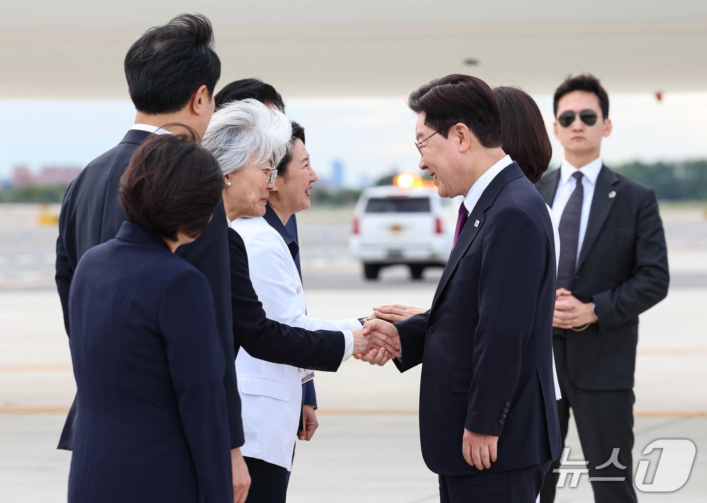 본문 이미지 - 이재명 대통령이 21일(현지시간) 유엔총회 참석을 위해 미국 뉴욕 JFK 공항에 도착해 강경화 주미국대한민국대사와 인사하고 있다. 2026.9.22 ⓒ 뉴스1 허경 기자