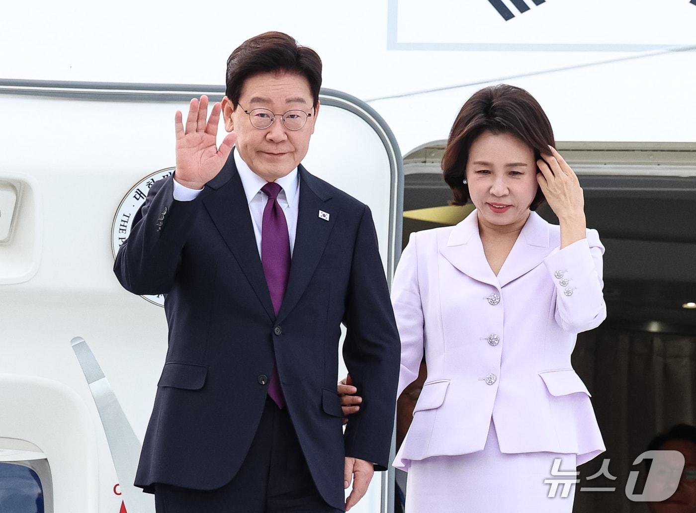 본문 이미지 - 이재명 대통령과 김혜경 여사가 21일(현지시간) 유엔 총회 참석을 위해 미국 뉴욕 JFK 공항에 도착해 환송객들에게 인사하고 있다. 2026.9.22 ⓒ 뉴스1 허경 기자