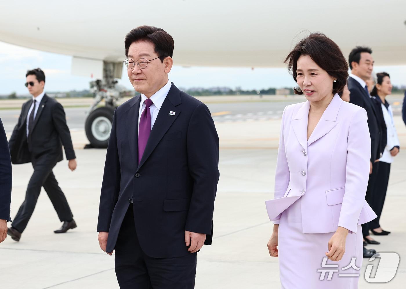 본문 이미지 - 이재명 대통령과 김혜경 여사가 21일(현지시간) 유엔 총회 참석을 위해 미국 뉴욕 JFK 공항에 도착하고 있다. 2026.9.22 ⓒ 뉴스1 허경 