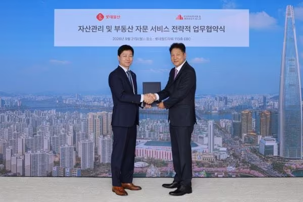 본문 이미지 - 21일 롯데월드타워 113층 EBC에서 장재훈 롯데물산 대표이사(왼쪽)와 황점상 쿠시먼앤드웨이크필드 코리아 대표가 기념 촬영을 하고 있다.(롯데물산 제공)