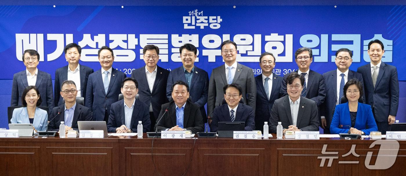 본문 이미지 - 이광재 더불어민주당 메가성장특별위원회 수석부위원장을 비롯한 위원들이 22일 서울 여의도 국회 의원회관에서 열린 메가성장특별위원회 워크숍에서 기념 촬영을 하고 있다. 2026.9.22 ⓒ 뉴스1 유승관 기자