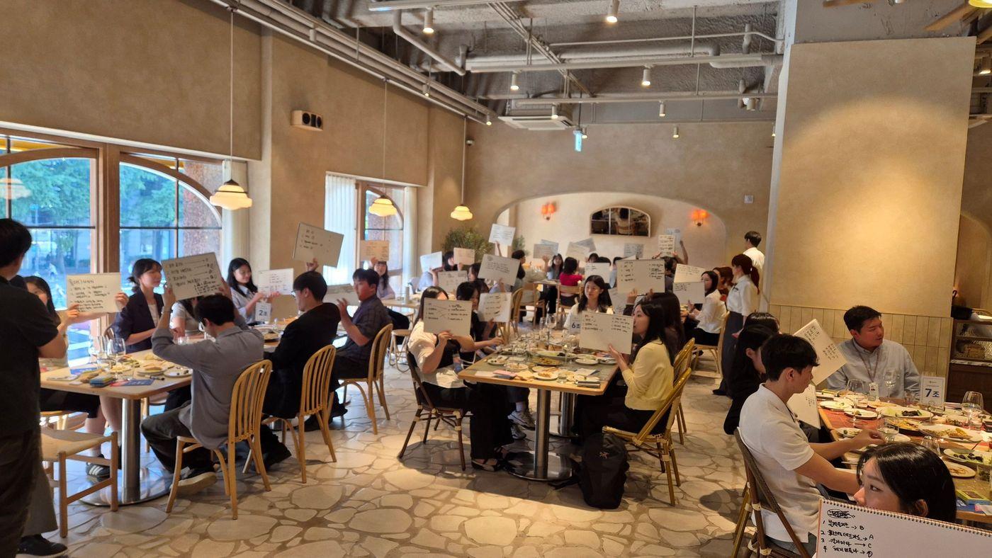본문 이미지 - 21일 서울 올리페페 광화문점에 모인 하반기 대졸 신입사원 공개채용 지원자들.(CJ푸드빌 제공)
