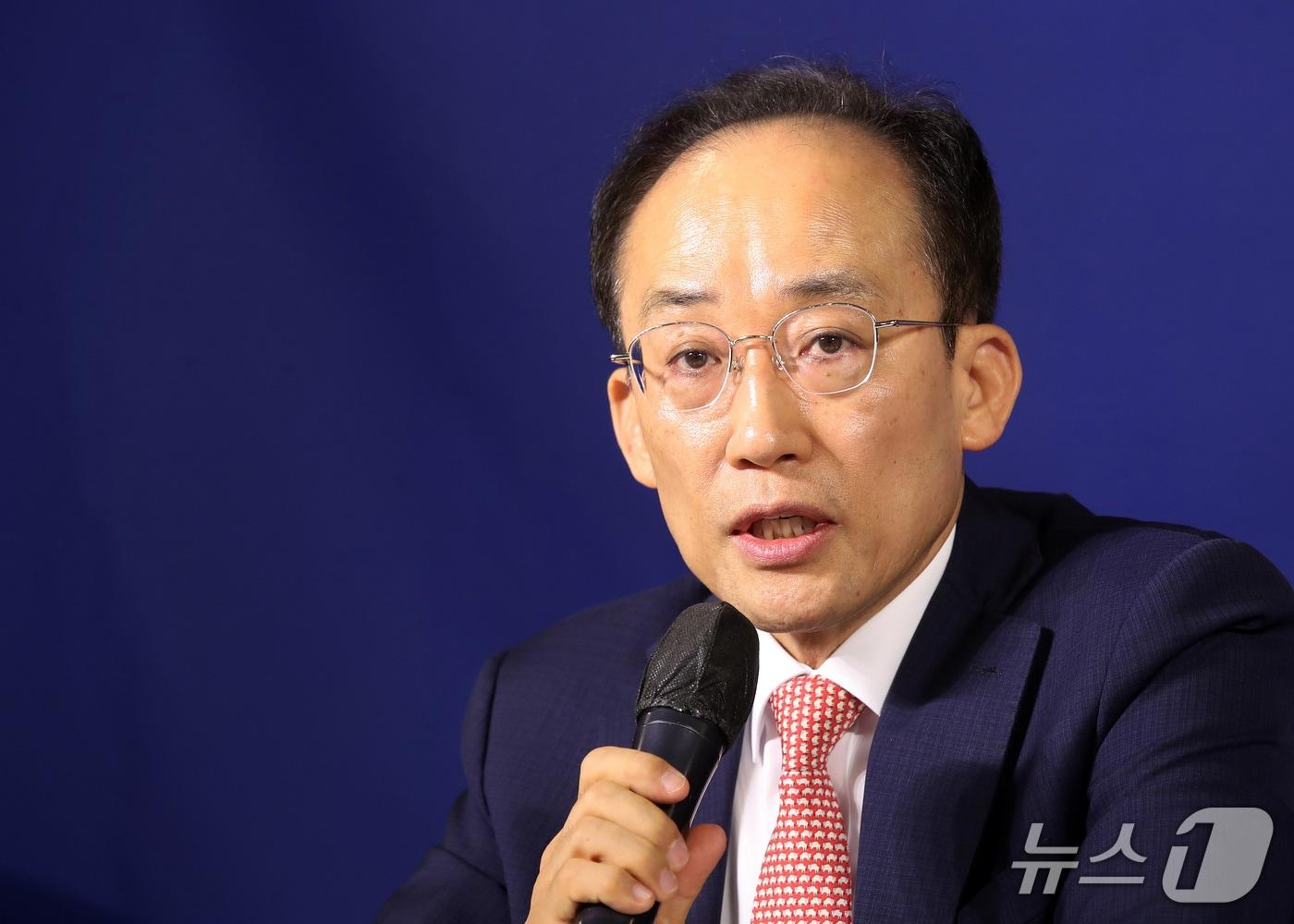 본문 이미지 - 추경호 대구시장이 22일 오전 대구 남구 이천동 대구아트파크에서 열린 아시아포럼21 초청 토론회에서 취재진 질문에 답하고 있다. 2026.9.22 ⓒ 뉴스1 공정식 기자