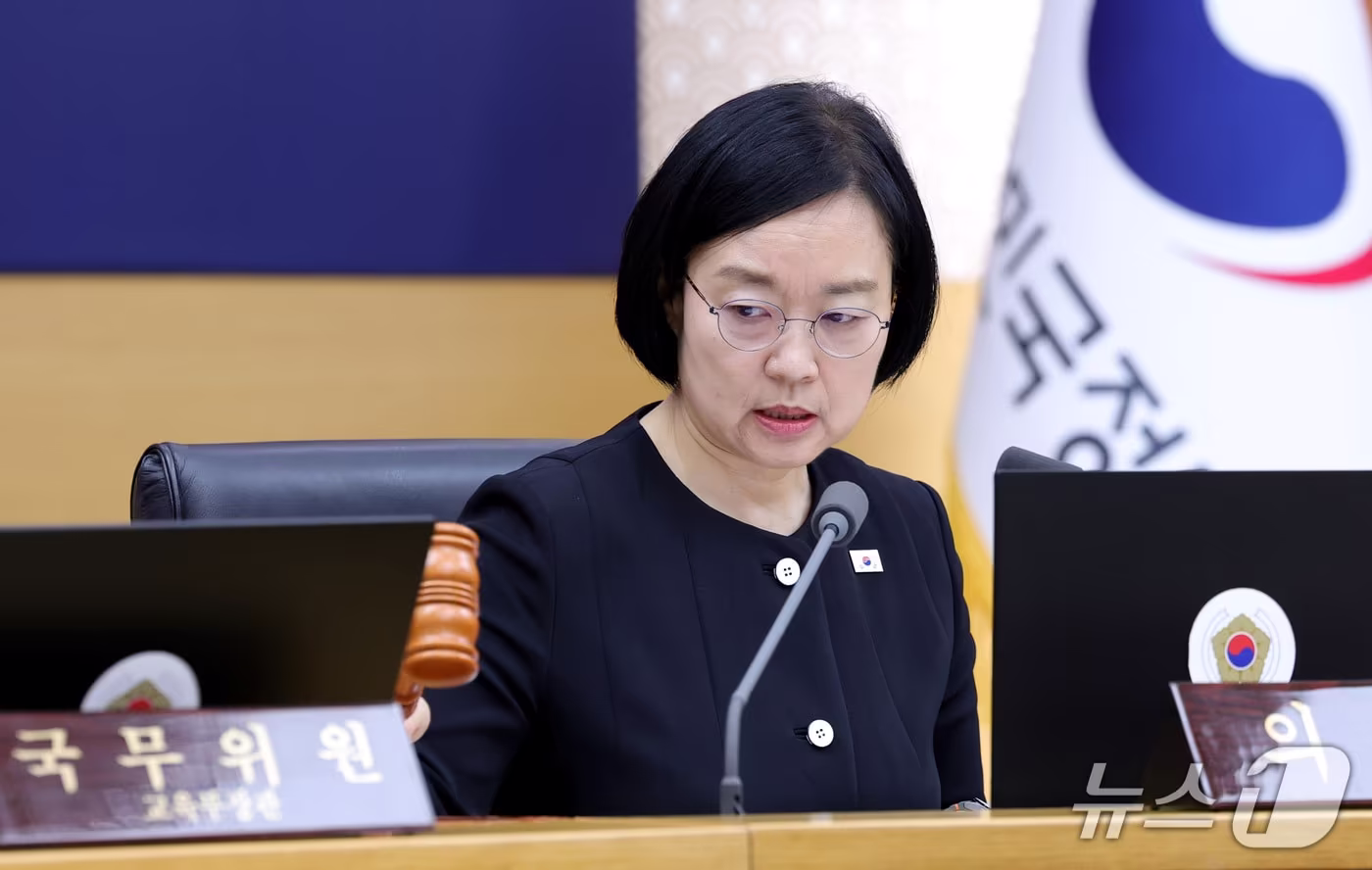 본문 이미지 - 한성숙 국무총리가 22일 세종시 정부세종청사에서 열린 국무회의를 주재하며 의사봉을 두드리고 있다. ⓒ 뉴스1 김기남 기자