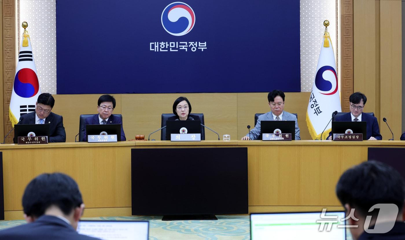 본문 이미지 - 한성숙 국무총리가 22일 세종시 정부세종청사에서 열린 국무회의를 주재하며 발언하고 있다. 2026.9.22 ⓒ 뉴스1 김기남 기자