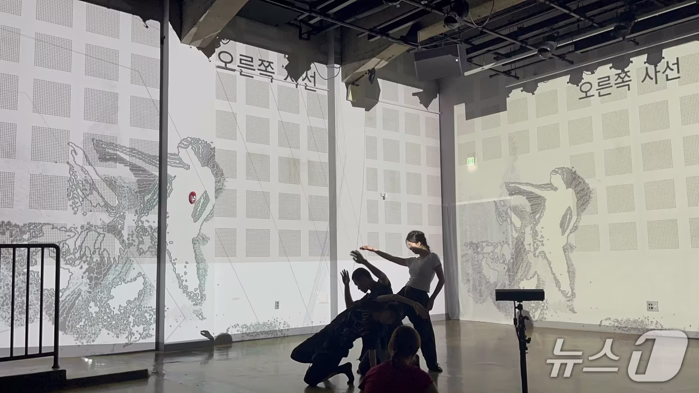 본문 이미지 - '메타 엠 - 비욘드 휴먼' 공연 장면 (M극장 제공. 재판매 및 DB 금지) 2026.9.25/뉴스1