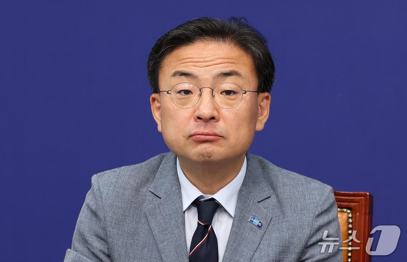 본문 이미지 - 신장식 조국혁신당 대표가 22일 서울 여의도 국회에서 열린 의원총회에 참석해 자리하고 있다. 2026.9.22 ⓒ 뉴스1 김성진 기자
