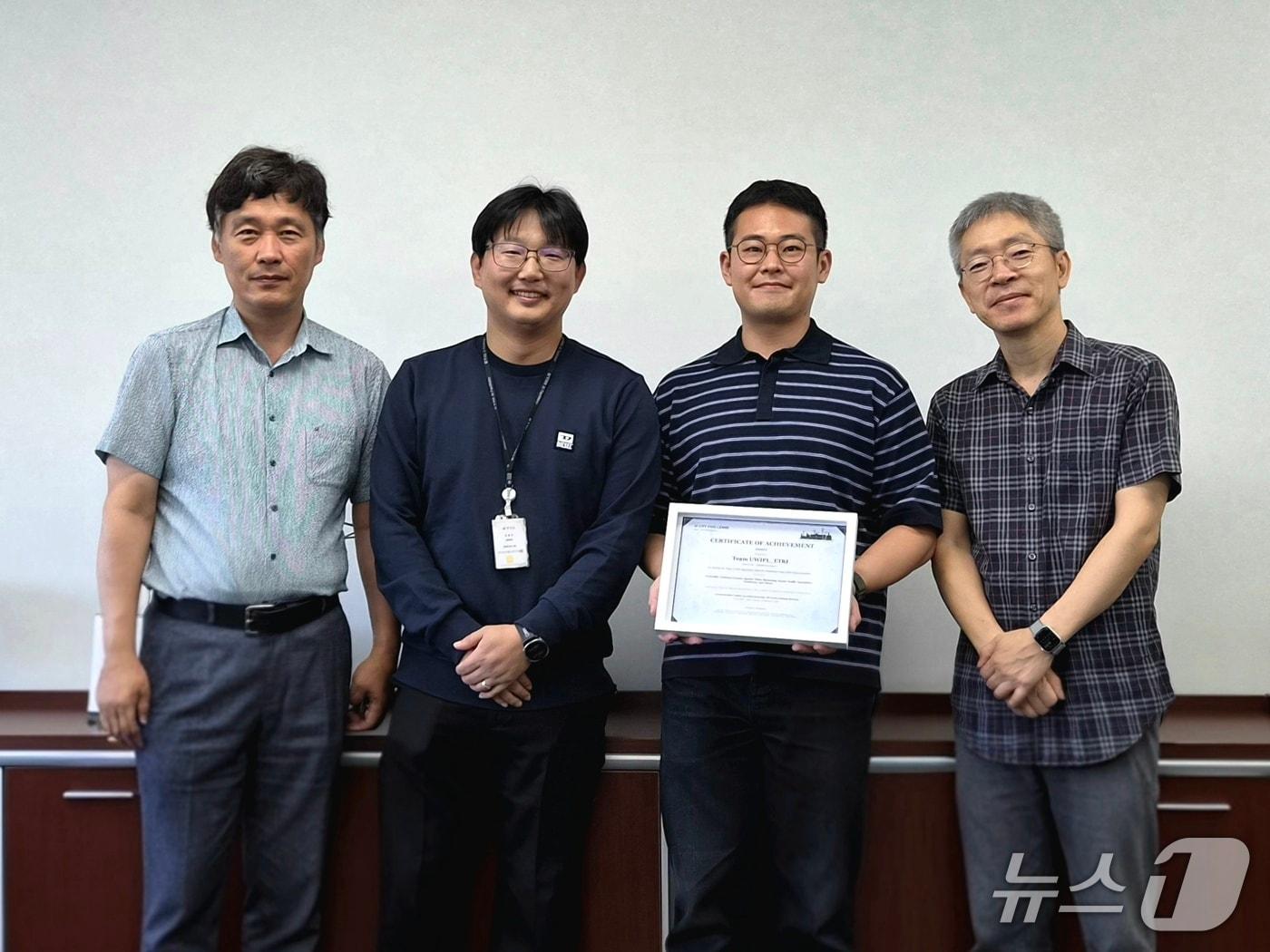 본문 이미지 - ETRI가 '제10회 AI 시티 챌린지'에서 2개 부문 각각 1위와 2위를 차지했다. 왼쪽부터 ETRI-변우진 본부장, 김광주 실장, 김상원 연구원, 김병근 책임연구원. (ETRI 제공. 재판매 및 DB금지)2026.9.22/뉴스1
