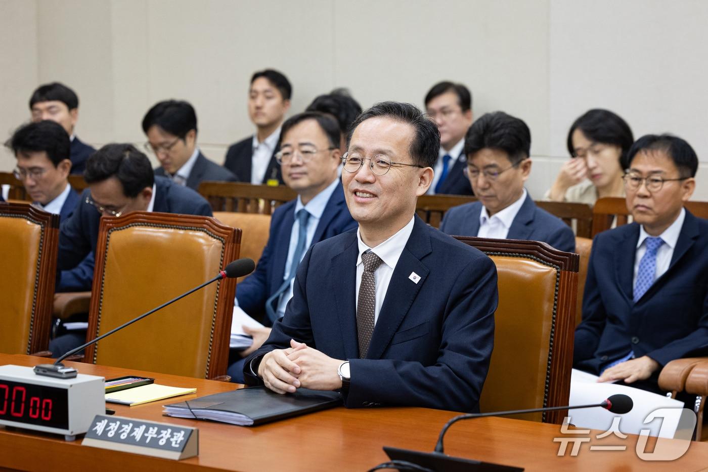 본문 이미지 - 이형일 부총리 겸 재정경제부 장관이 22일 서울 여의도 국회에서 열린 제439회 국회(정기회) 재정경제기획위원회 제4차 전체회의에 출석해 '대한민국과 미합중국 간 전략적투자의 운영 및 관리를 위한 특별법'에 따른 대미투자 사전 보고에 앞서 임명을 축하하는 의원들을 향해 미소 짓고 있다. 2026.9.22 ⓒ 뉴스1 유승관 기자
