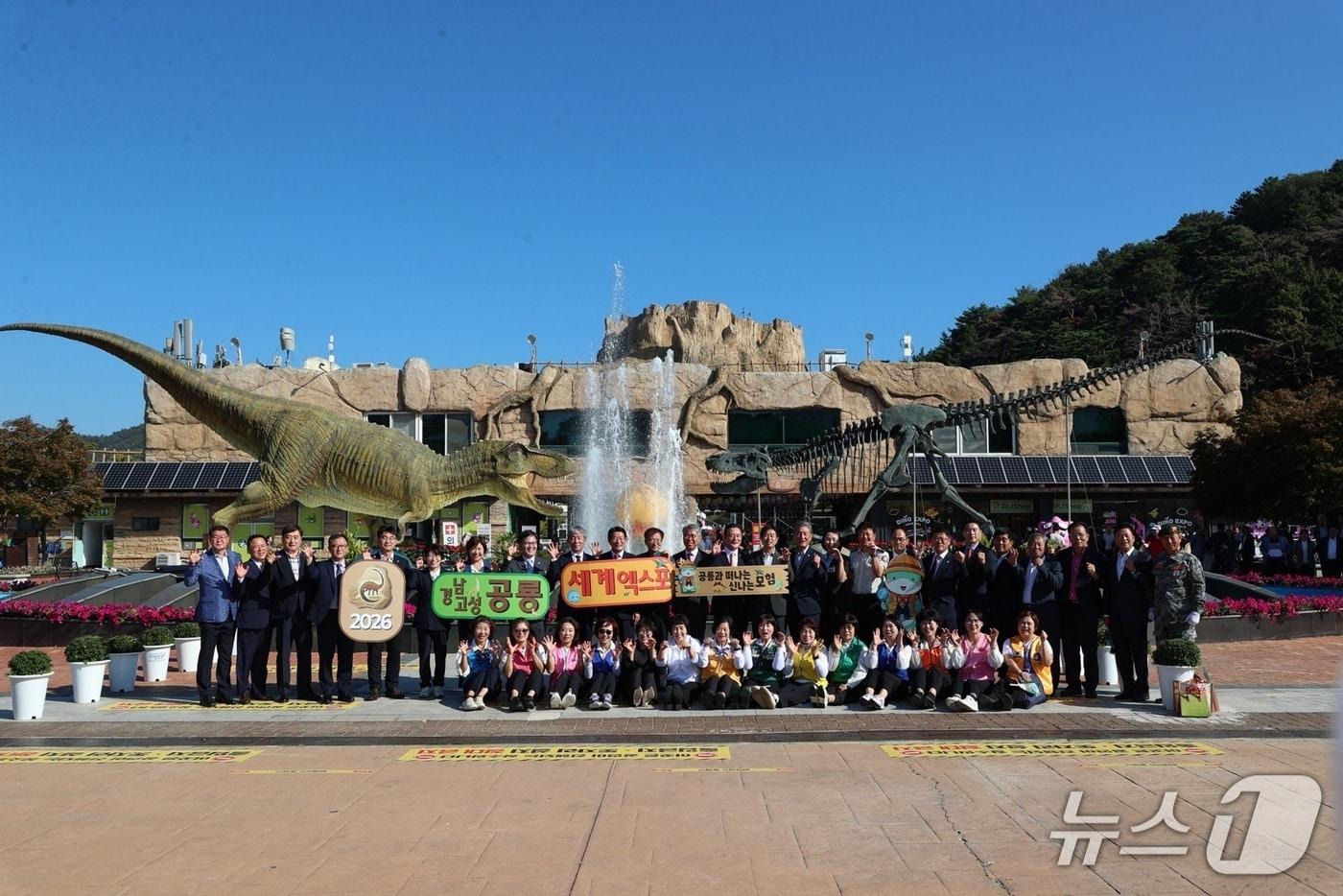 본문 이미지 - 22일 경남 고성군 당항포관광지에서 2026경남고성공룡세계엑스포의 개막을 알리는 개장식을 하고 있다.(고성군 제공. 재판매 및 DB금지)