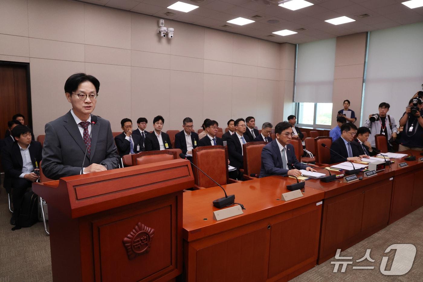 본문 이미지 - 김정관 산업통상부 장관이 22일 오전 서울 여의도 국회에서 열린 산업통상자원중소벤처기업위원회 전체회의에서 '대한민국과 미합중국 간 전략적투자의 운영 및 관리를 위한 특별법'에 따른 대미투자 사전보고를 하고 있다. 2026.9.22 ⓒ 뉴스1 황기선 기자