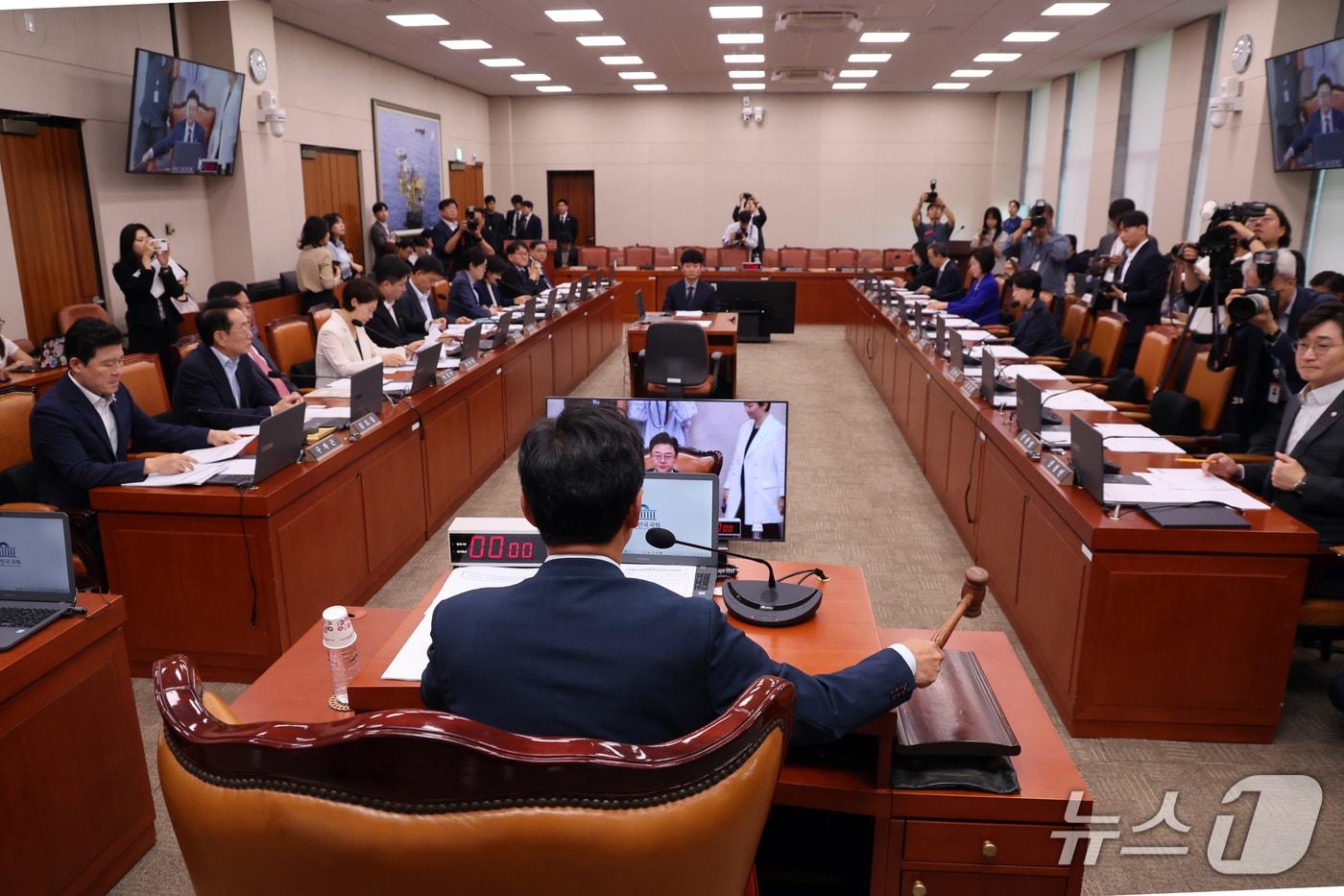 본문 이미지 - 김성원 산자중기위원장이 지난달 22일 오전 서울 여의도 국회에서 열린 산업통상자원중소벤처기업위원회 전체회의에서 의사봉을 두드리고 있다.ⓒ 뉴스1 황기선 기자