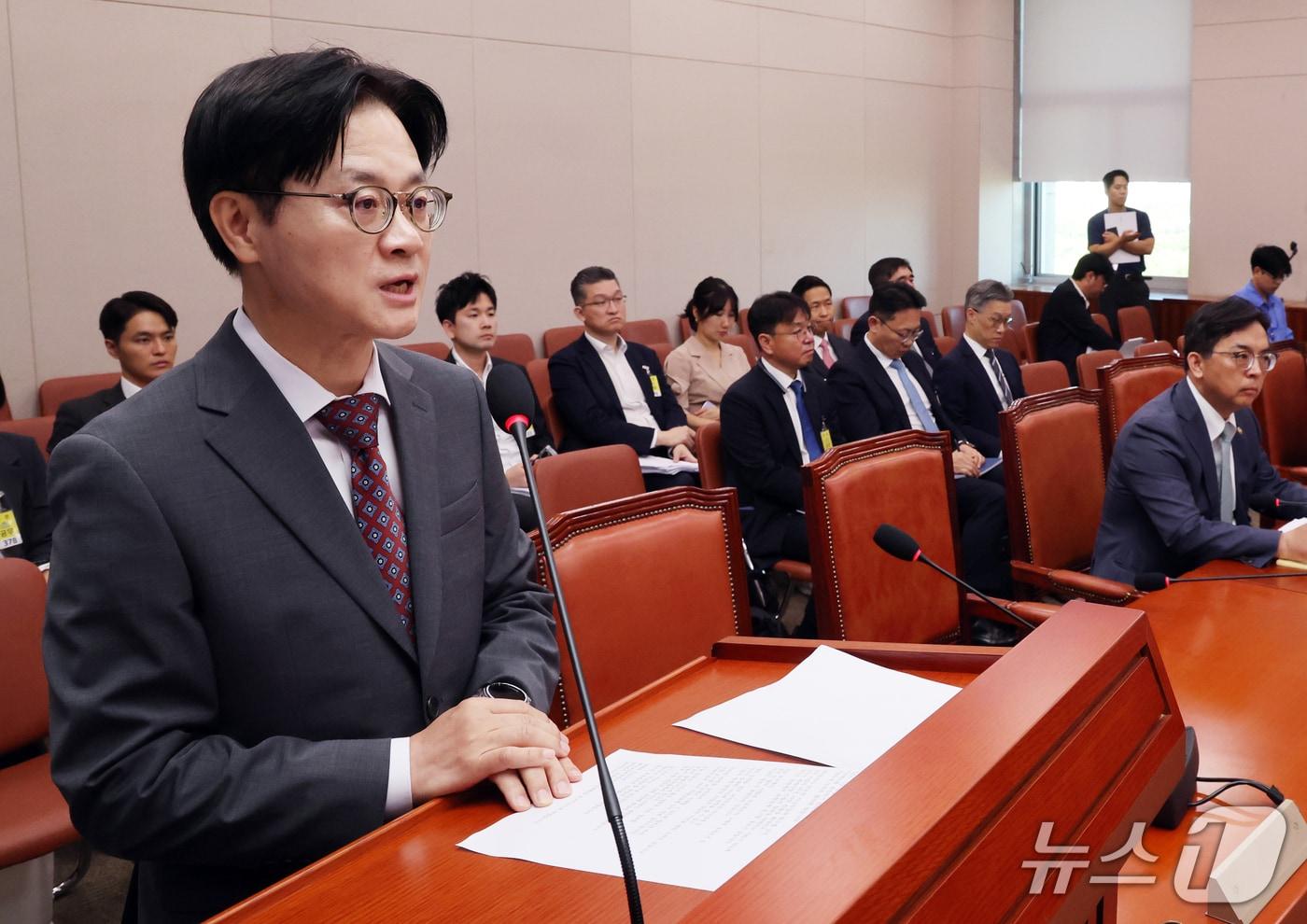 본문 이미지 - 김정관 산업통상부 장관이 22일 오전 서울 여의도 국회에서 열린 산업통상자원중소벤처기업위원회 전체회의에서 '대한민국과 미합중국 간 전략적투자의 운영 및 관리를 위한 특별법'에 따른 대미투자 사전보고를 하고 있다. 2026.9.22 ⓒ 뉴스1 황기선 기자