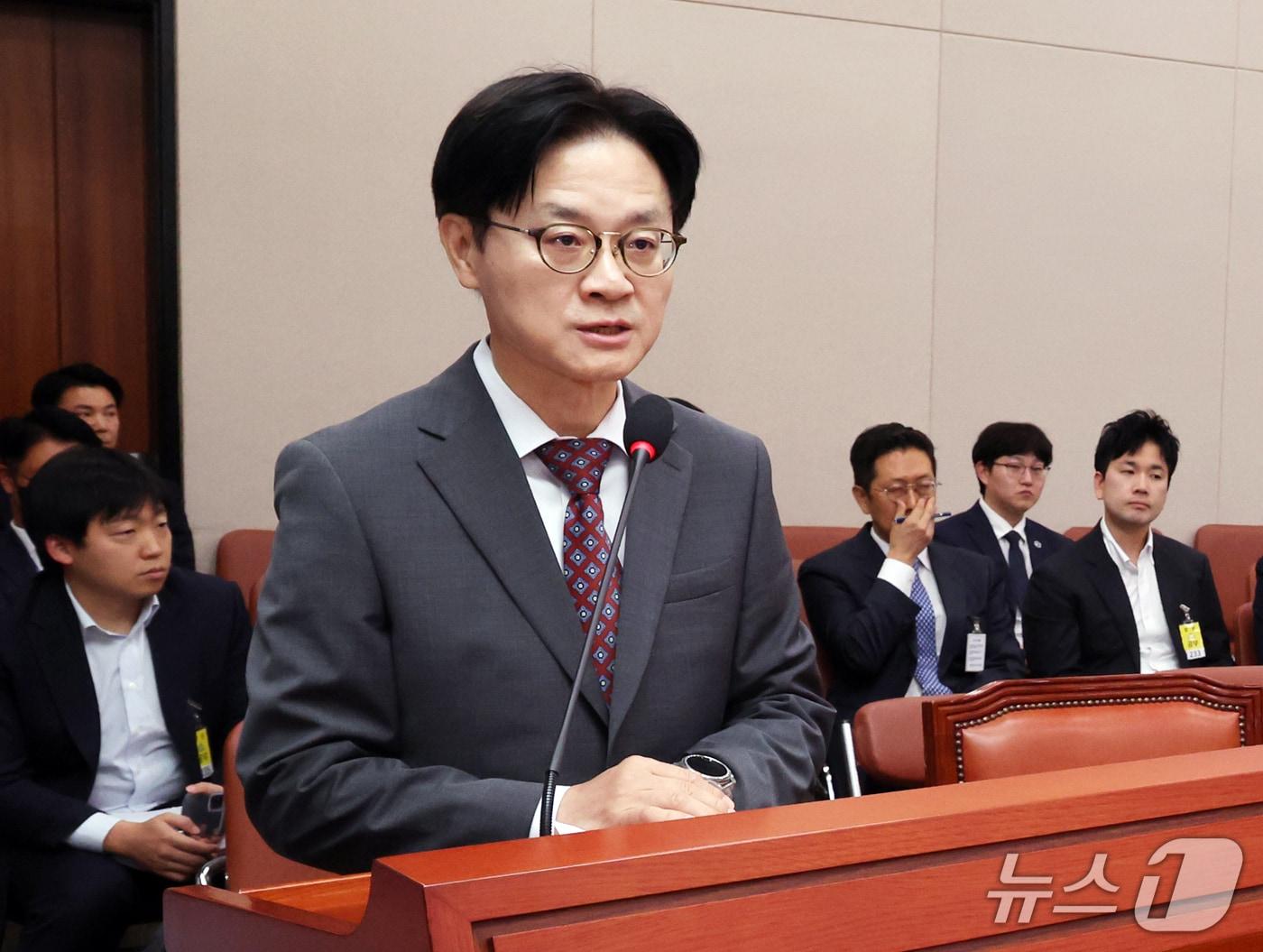 본문 이미지 - 김정관 산업통상부 장관과 22일 오전 서울 여의도 국회에서 열린 산업자통상자원중소벤처기업위원회 전체회의에서 '대한민국과 미합중국 간 전략적투자의 운영 및 관리를 위한 특별법'에 따른 대미투자 사전보고를 하고 있다. 2026.9.22 ⓒ 뉴스1 황기선 기자