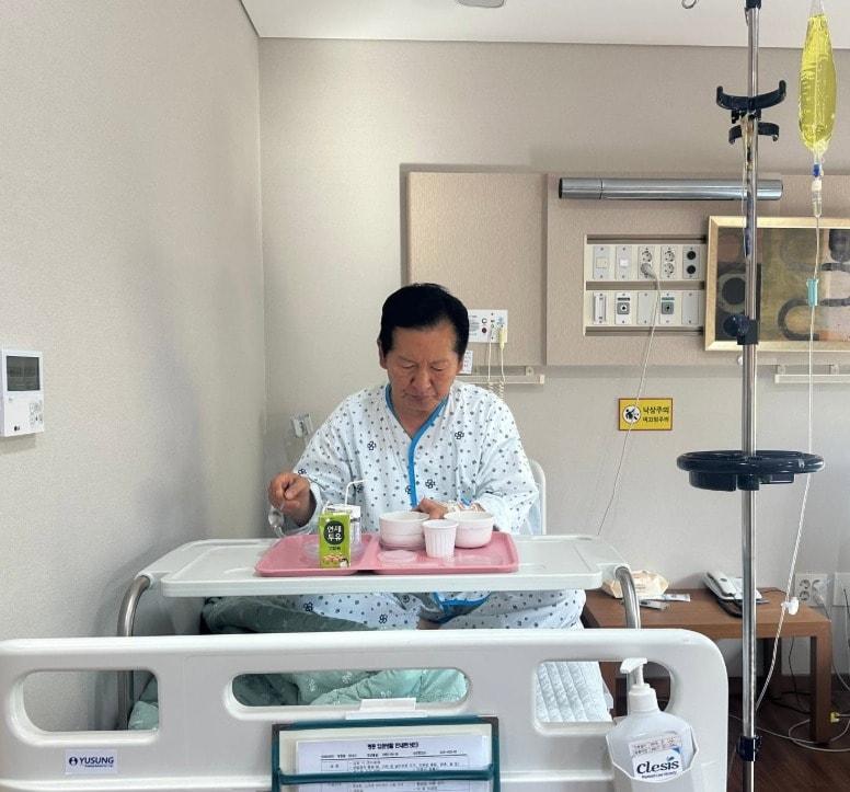 본문 이미지 - 지난 16일 과로 누적으로 입원해 금식해 오던 정청래 전 더불어민주당 대표가 입원 7일째인 22일 미음으로 처음  밥을 먹기 시작했다. (SNS 갈무리. 재판매 및 DB 금지) ⓒ 뉴스1