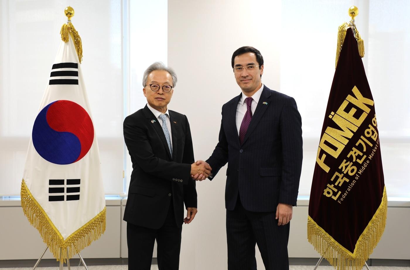 본문 이미지 - 최진식 한국중견기업연합회 회장(왼쪽)과 아세트 이센알리 주한카자흐스탄대사가 기념사진을 찍고 있다.(한국중견기업연합회 제공)