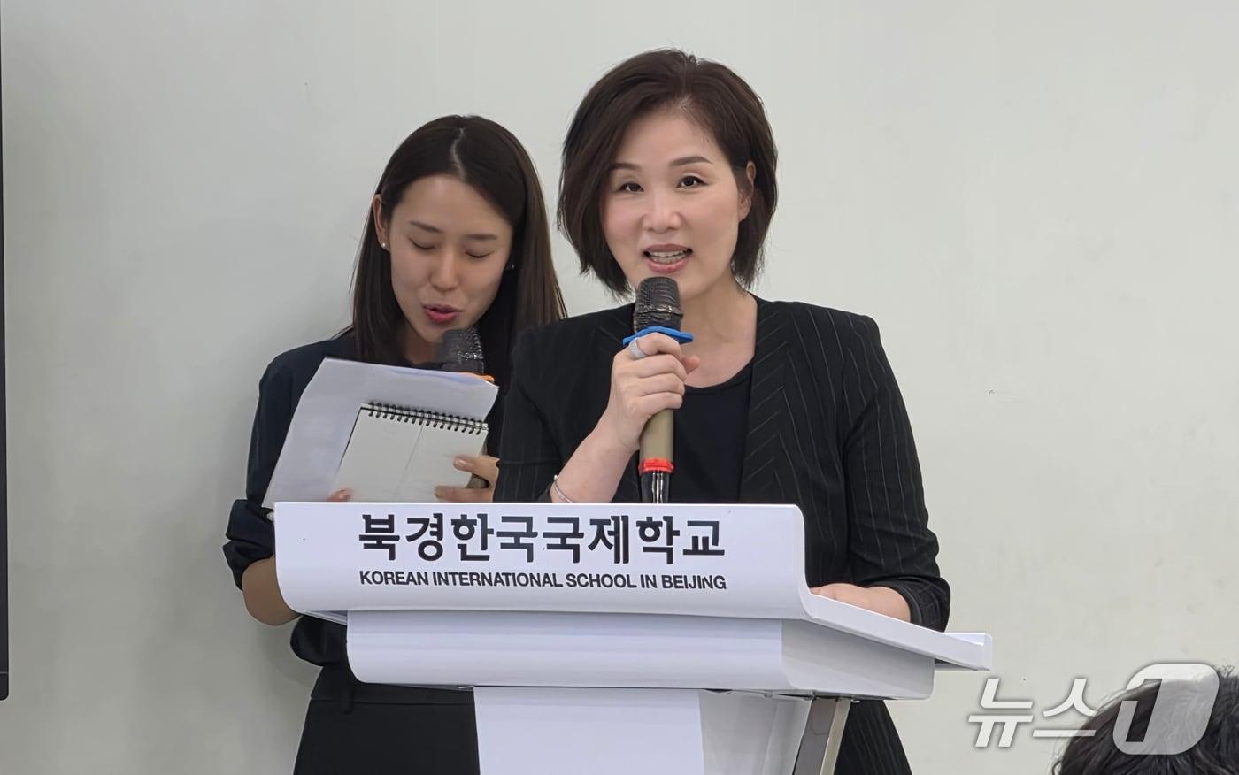본문 이미지 - 전 중국 탁구 국가대표 자오즈민이 21일 중국 베이징 북경한국국제학교에서 학생들을 대상으로 강연하고 있다. 자오즈민은 이날 학생들에게  "여러분은 한국과 중국을 잇는 소중한 다리＂라며 한중 우호의 '청년 사절이 돼 달라고 당부했다. 2026.9.21 ⓒ 베이징-=뉴스1 노민호 특파원